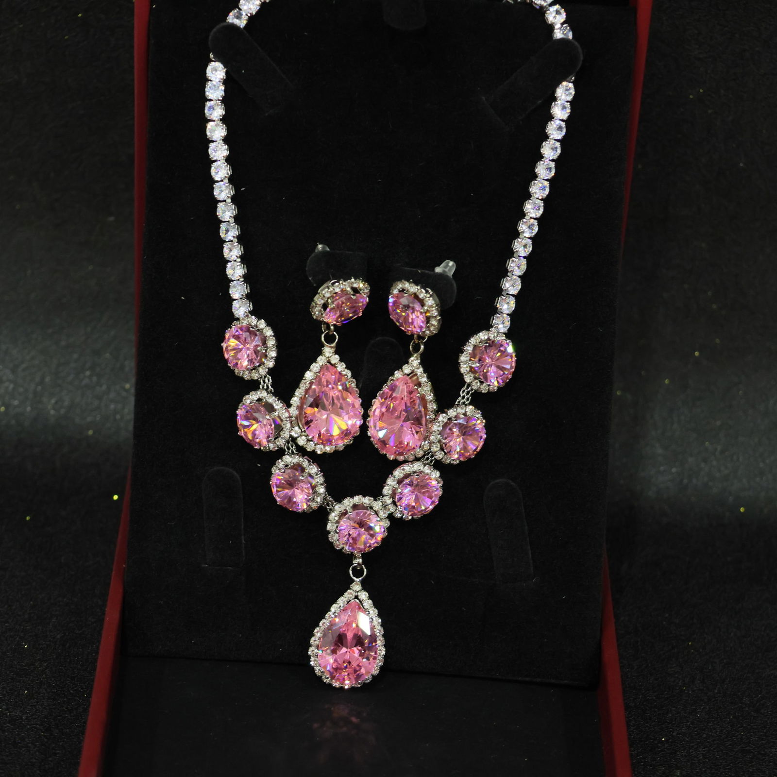 Perfectly crafted high-quality icy diamond necklace set (two pieces): Perfectly crafted high-grade icy diamond necklace set (two pieces). The base is pure, rich, clean, and transparent with strong fluorescence and excellent rigidity. It is icy and translucent, a true ic