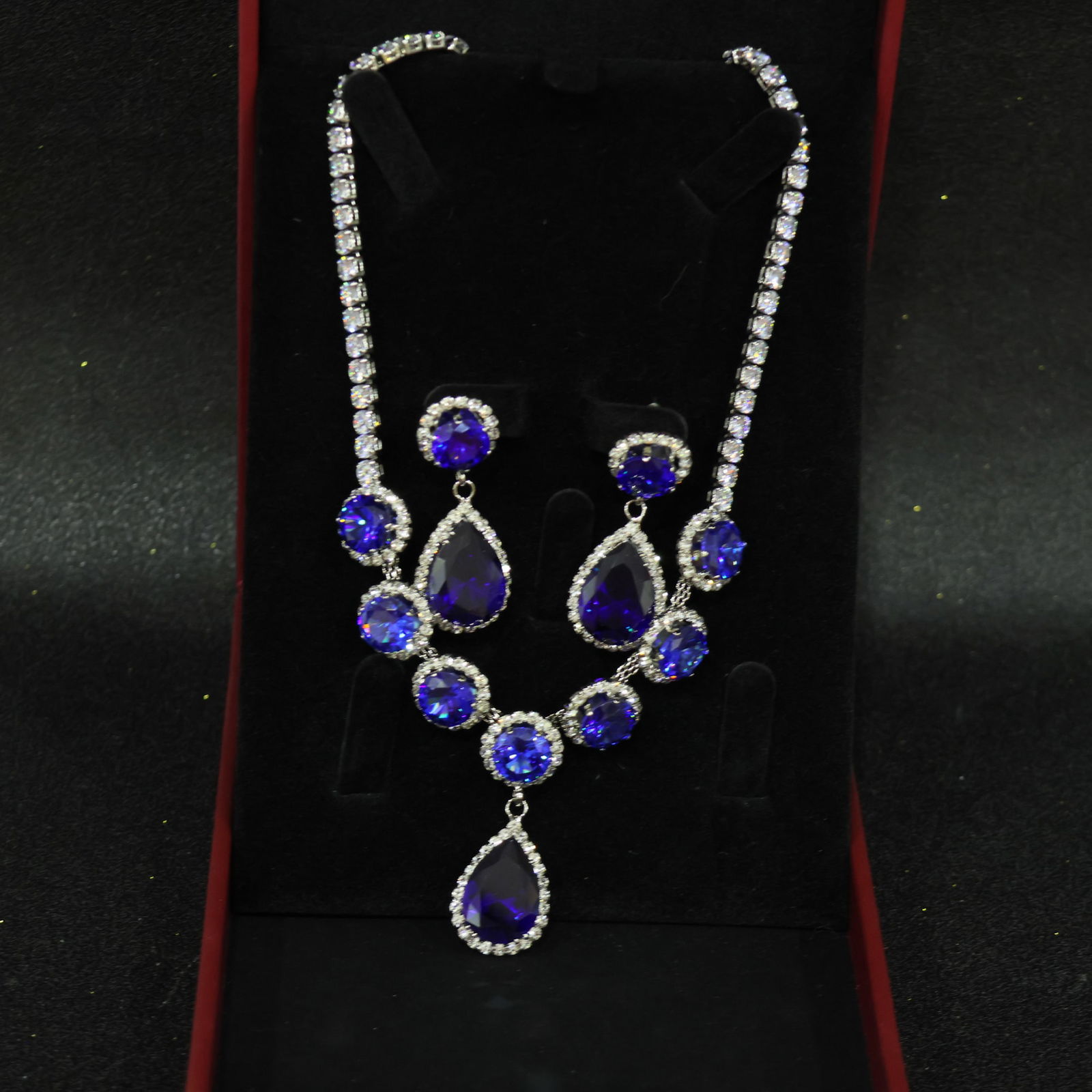 Perfectly crafted high-quality icy diamond necklace set (two pieces): Perfectly crafted high-grade icy diamond necklace set (two pieces). The base is pure, rich, clean, and transparent with strong fluorescence and excellent rigidity. It is icy and translucent, a true ic