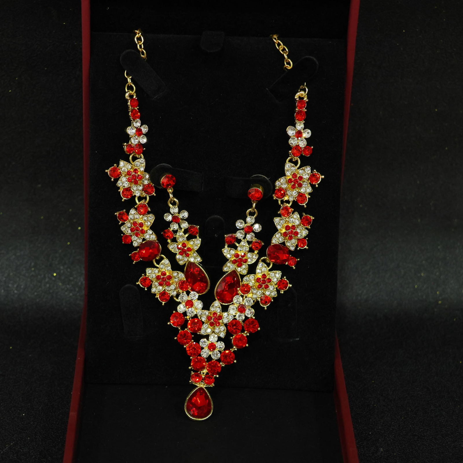 Perfectly crafted high-quality icy diamond necklace set (two pieces) (1 of 9)