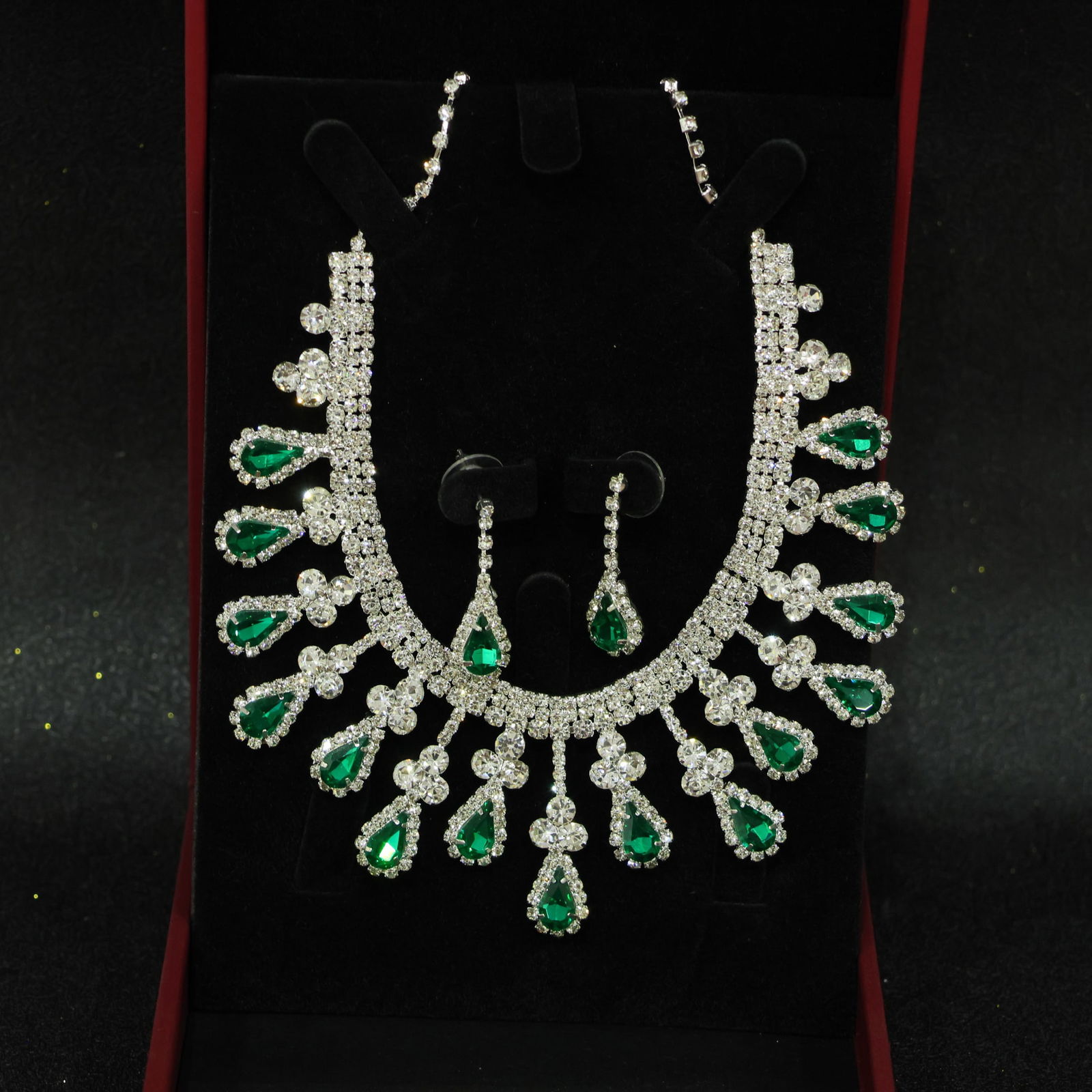 Perfectly crafted high-quality icy diamond necklace set (two pieces): Perfectly crafted high-grade icy diamond necklace set (two pieces). The base is pure, rich, clean, and transparent with strong fluorescence and excellent rigidity. It is icy and translucent, a true ic