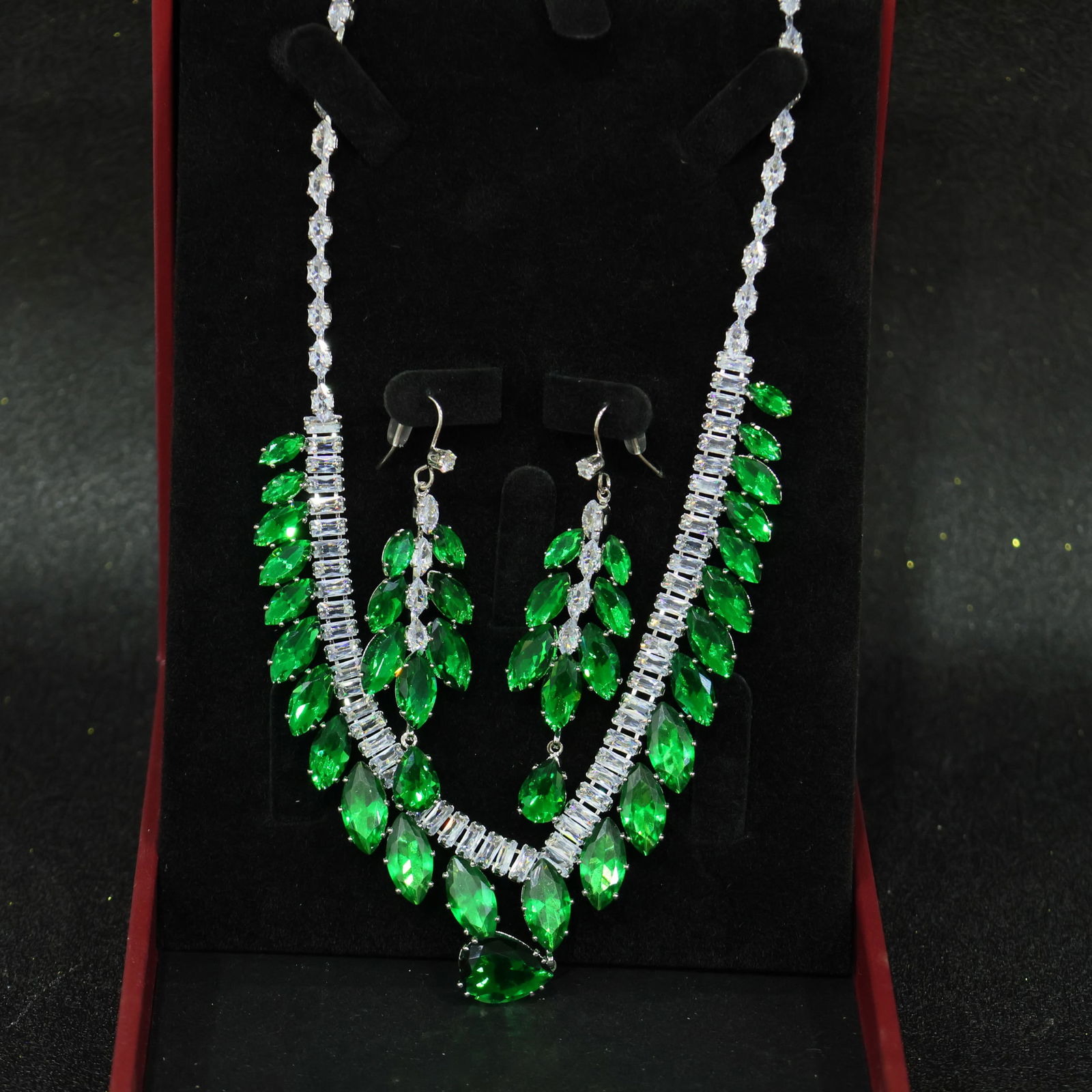 Perfectly crafted high-quality icy diamond necklace set (two pieces) (1 of 9)
