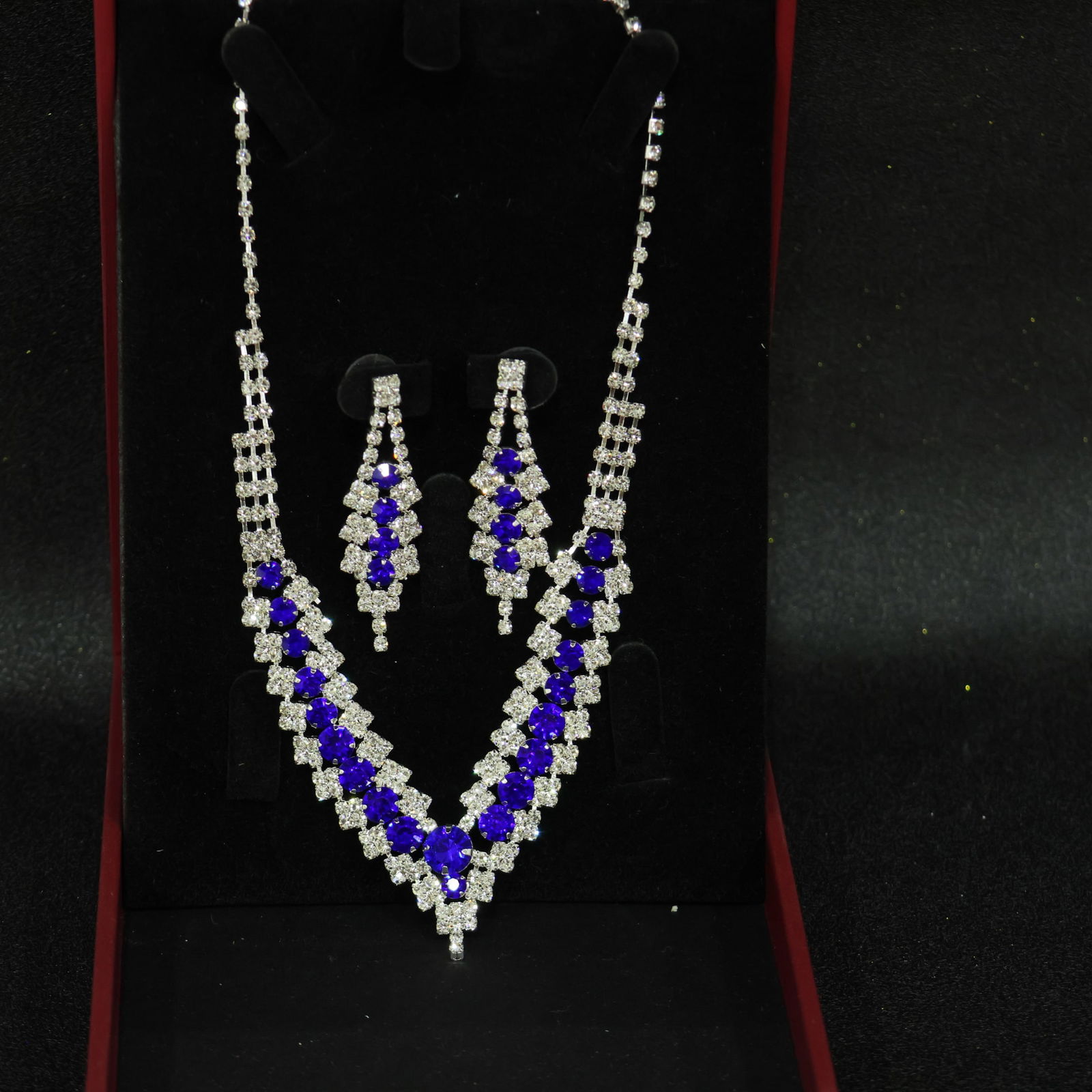 Perfectly crafted high-quality icy diamond necklace set (two pieces): Perfectly crafted high-grade icy diamond necklace set (two pieces). The base is pure, rich, clean, and transparent with strong fluorescence and excellent rigidity. It is icy and translucent, a true ic