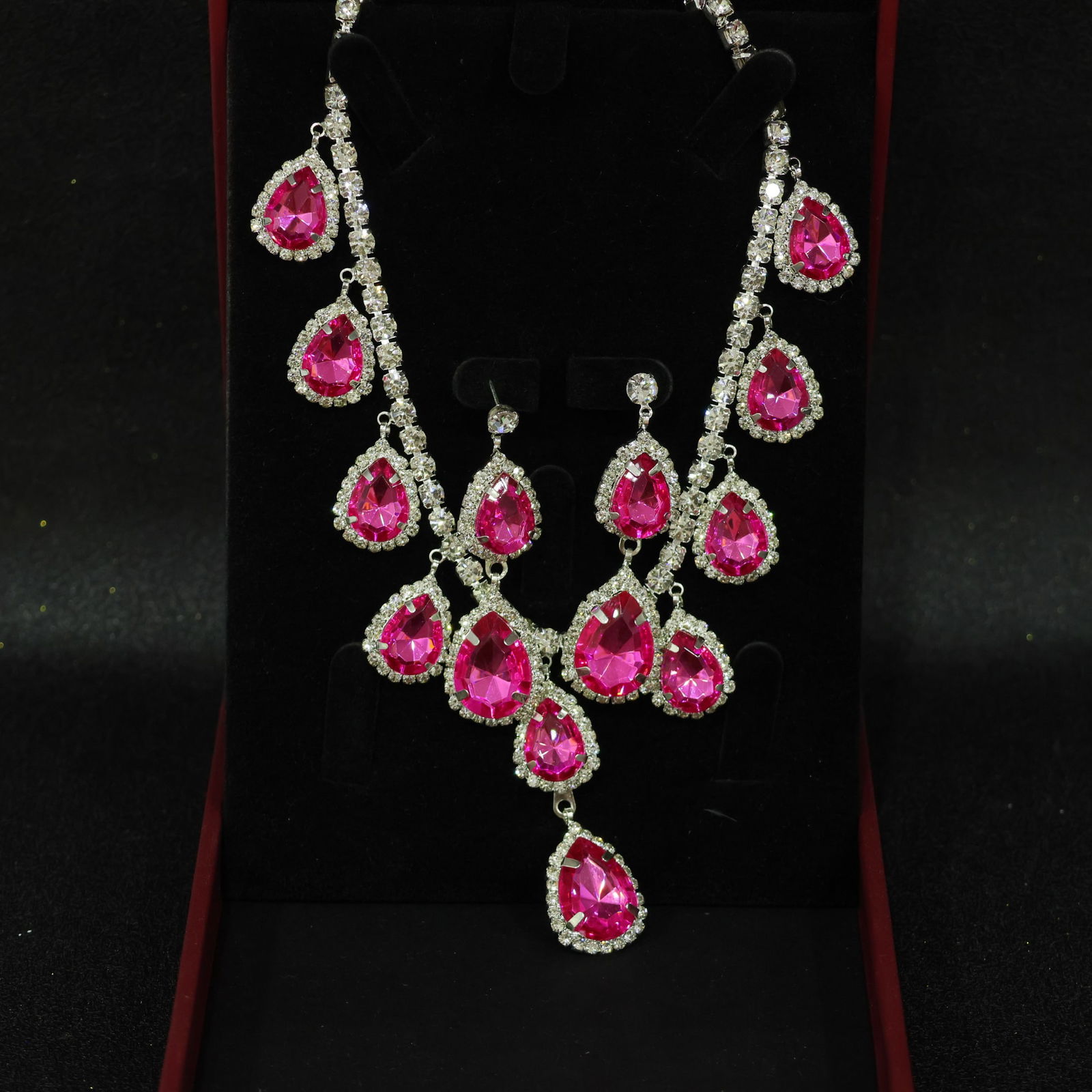 Perfectly crafted high-quality icy diamond necklace set (two pieces): Perfectly crafted high-grade icy diamond necklace set (two pieces). The base is pure, rich, clean, and transparent with strong fluorescence and excellent rigidity. It is icy and translucent, a true ic