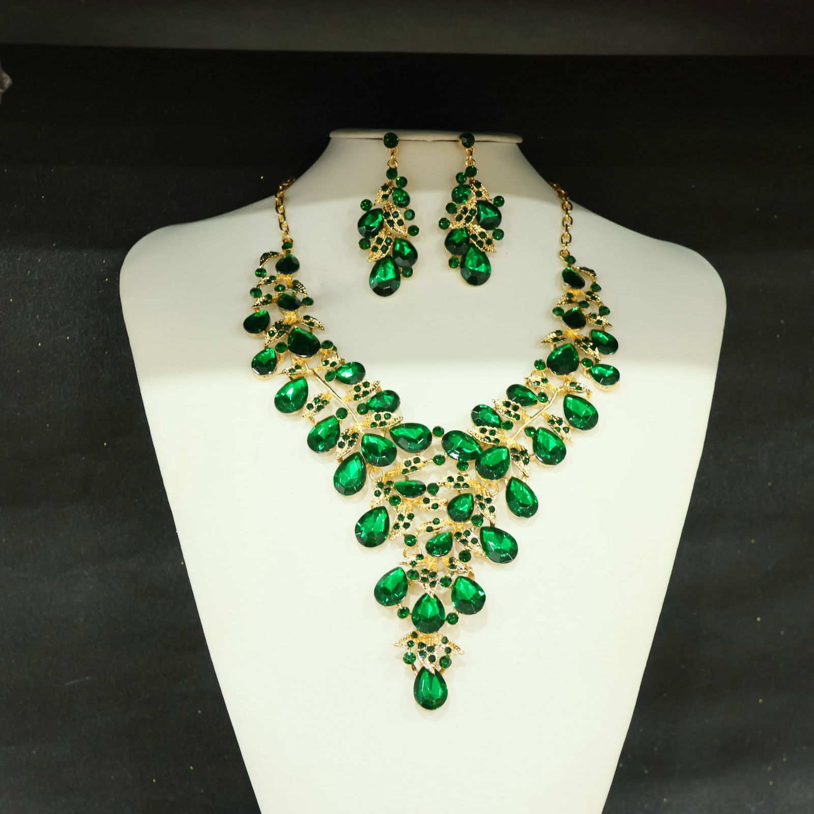 Perfectly crafted high-quality icy diamond necklace set (two pieces): Perfectly crafted high-grade icy diamond necklace set (two pieces). The base is pure, rich, clean, and transparent with strong fluorescence and excellent rigidity. It is icy and translucent, a true ic