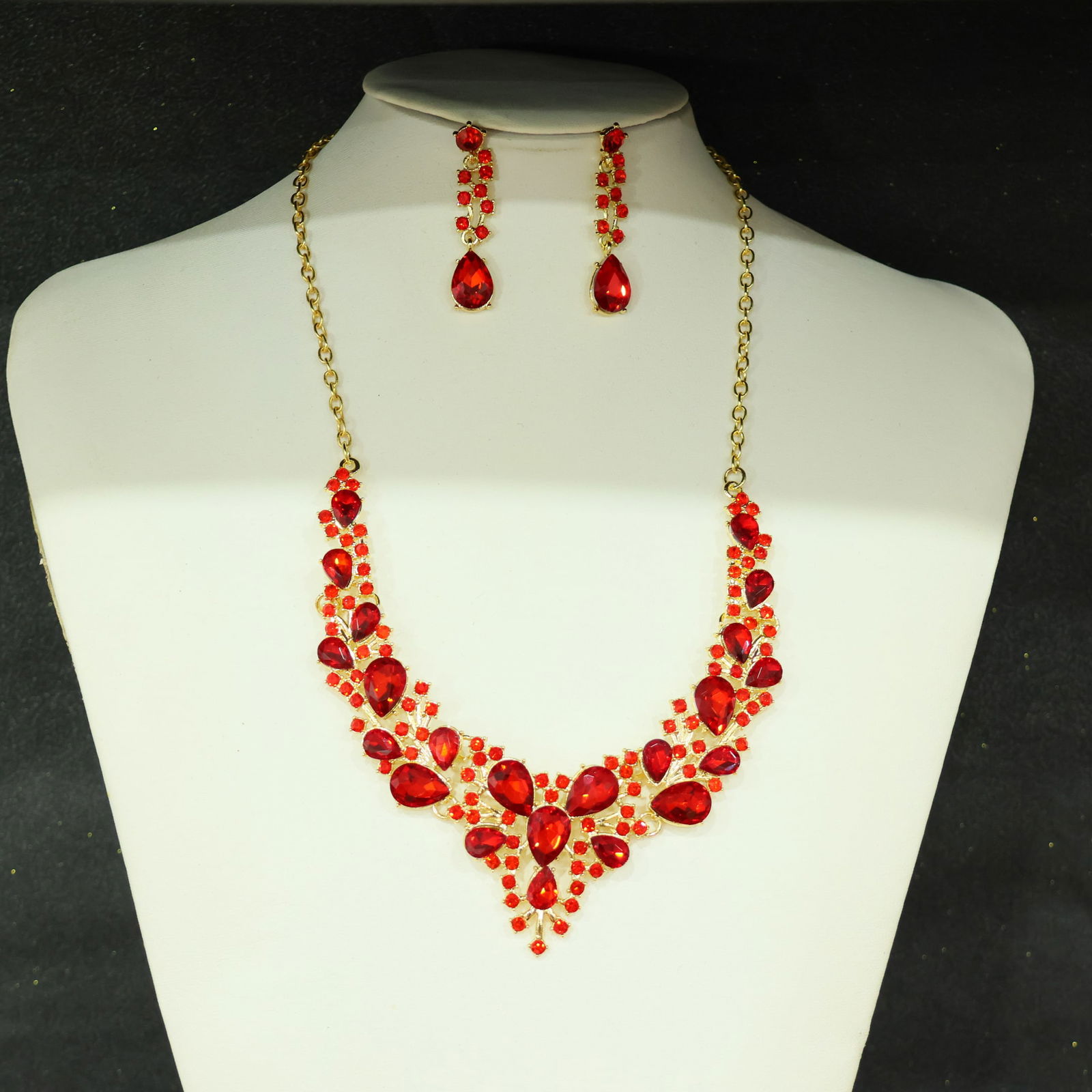 Perfectly crafted high-quality icy diamond necklace set (two pieces): Perfectly crafted high-grade icy diamond necklace set (two pieces). The base is pure, rich, clean, and transparent with strong fluorescence and excellent rigidity. It is icy and translucent, a true ic