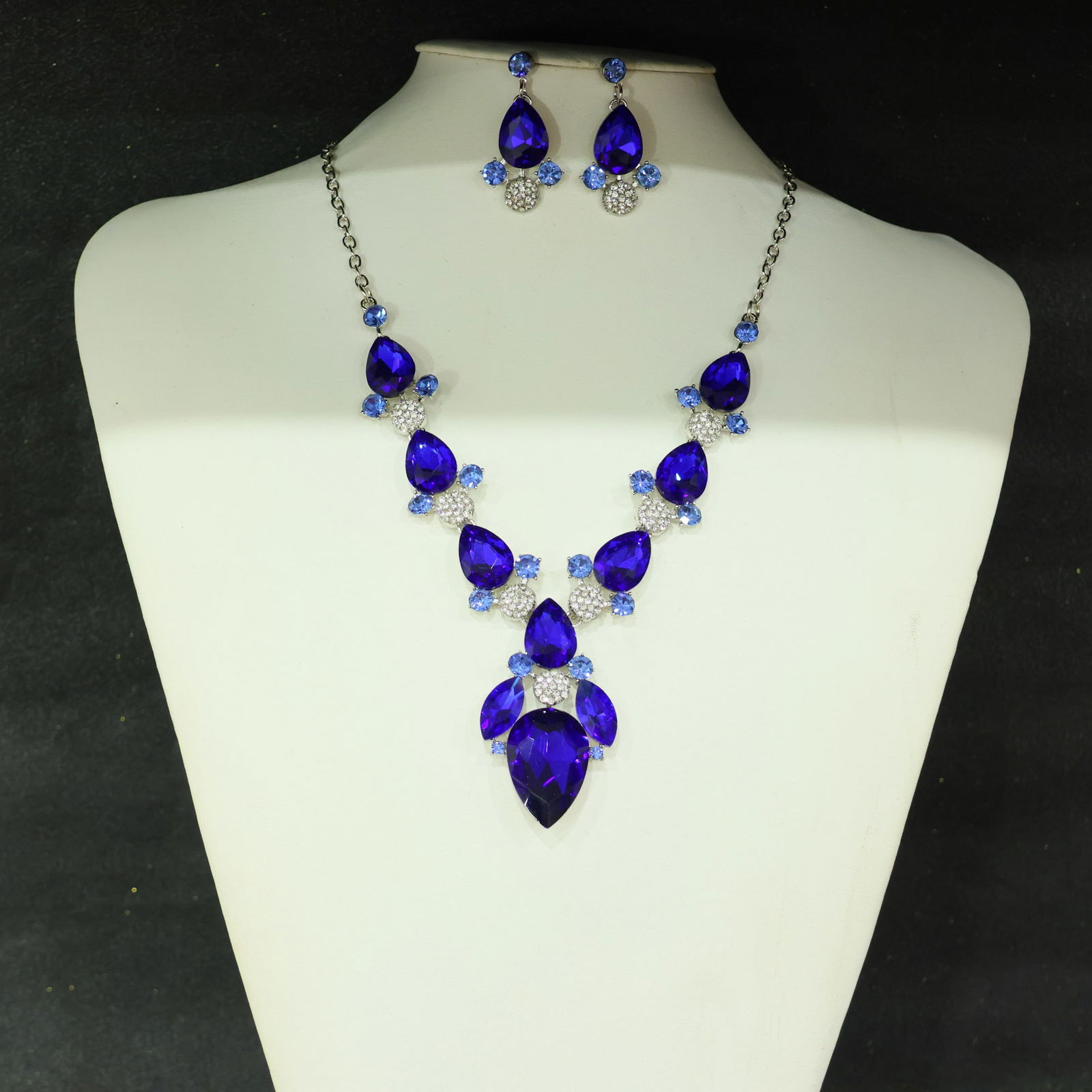 Perfectly crafted high-quality icy diamond necklace set (two pieces) (1 of 9)