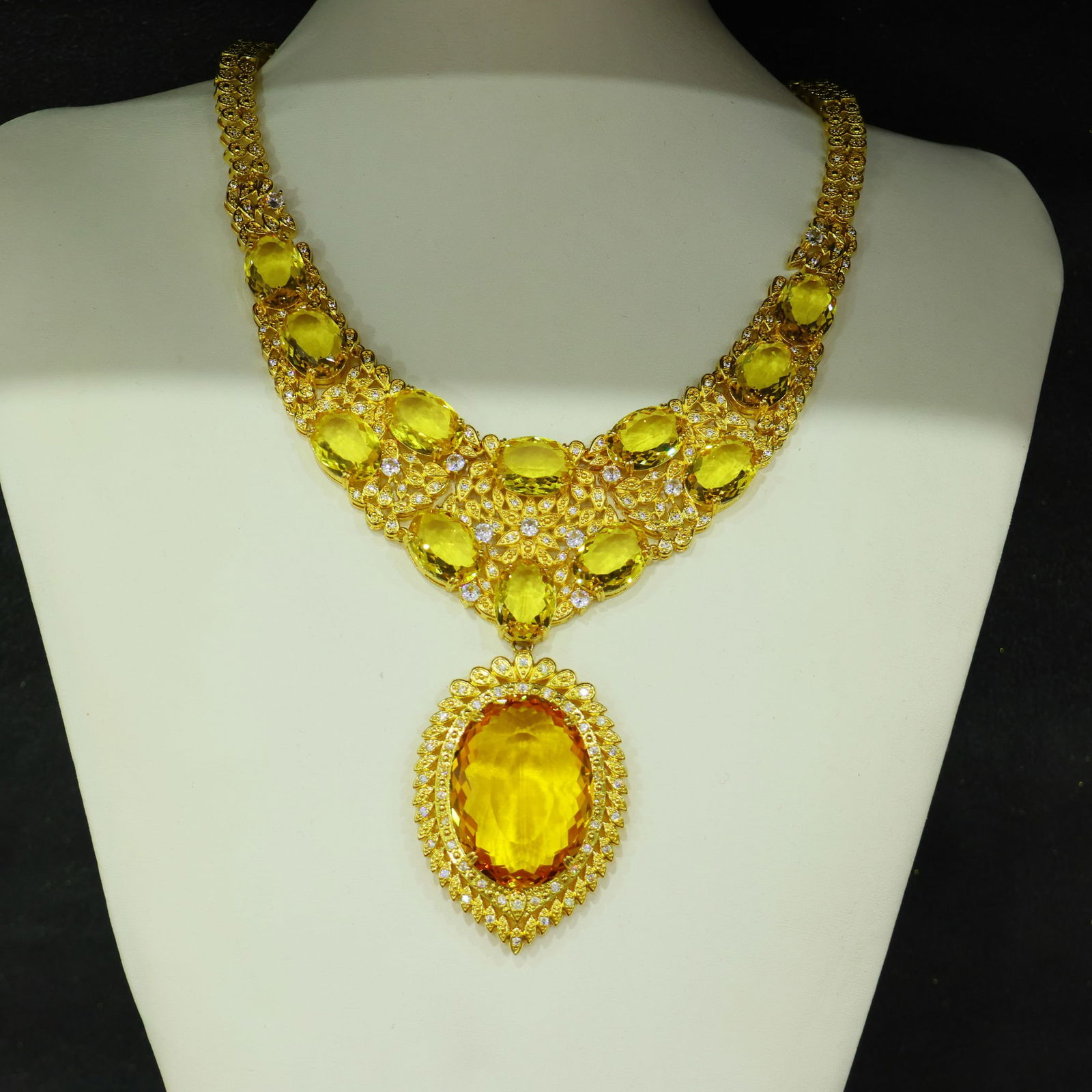 Perfectly crafted high-quality icy diamond necklace set (two pieces): Perfectly crafted high-grade icy diamond necklace set (two pieces). The base is pure, rich, clean, and transparent with strong fluorescence and excellent rigidity. It is icy and translucent, a true ic