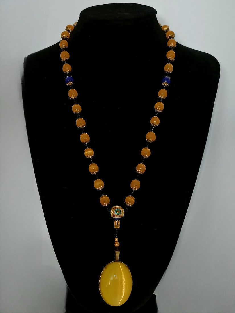 Gold-plated cat's eye necklace: Gold-plated cat's-eye stone necklace with beads 9mm in diameter, a cabochon 40x30mm in size, a total length of 39cm, and a weight of 97g. Provenance:Private collection from a professor in University C