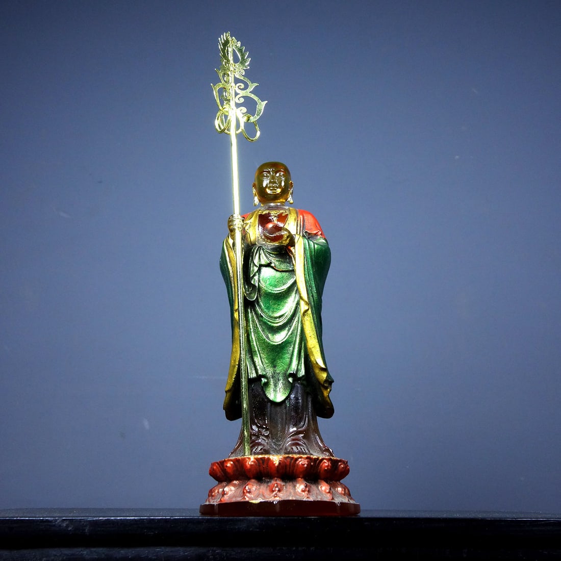 Old Collection of Antique Glass Carved and Painted Ksitigarbha Bodhisattva Figurine: An antique glass carving and painting of Ksitigarbha Bodhisattva, crafted using traditional methods and from a long-time collector. Dimensions: Length 7.5cm, Width 7.5cm, Height 18.5cm. Weight: 715g.
