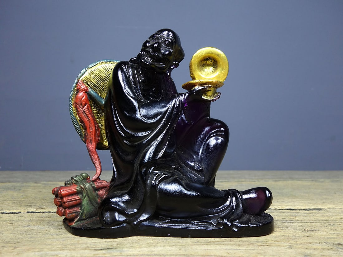 Exquisitely crafted antique glass Arhat figurine with painted and gilded decorations.: An antique glass Arhat figurine, meticulously crafted using traditional methods and decorated with painted and gilded designs. Dimensions: Length 14cm, Width 5cm, Height 12cm. Weight: 860g. Provenance