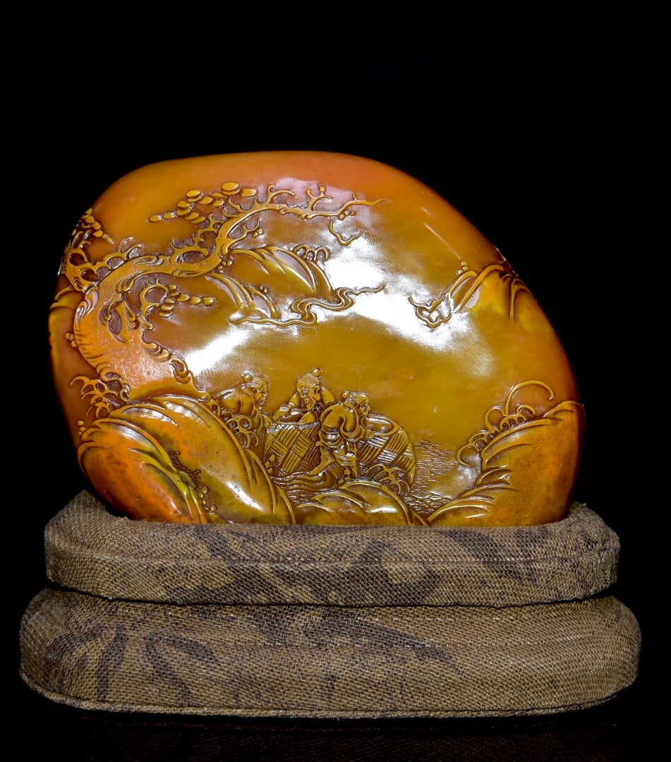 Early collection of Shoushan stone and Tianhuang stone ornaments: Early collection Shoushan Tianhuang stone ornament, original stone color, purely hand-carved, fine craftsmanship, crystal structure with clearly visible blood-like veins. Engraved by seal engraver . A