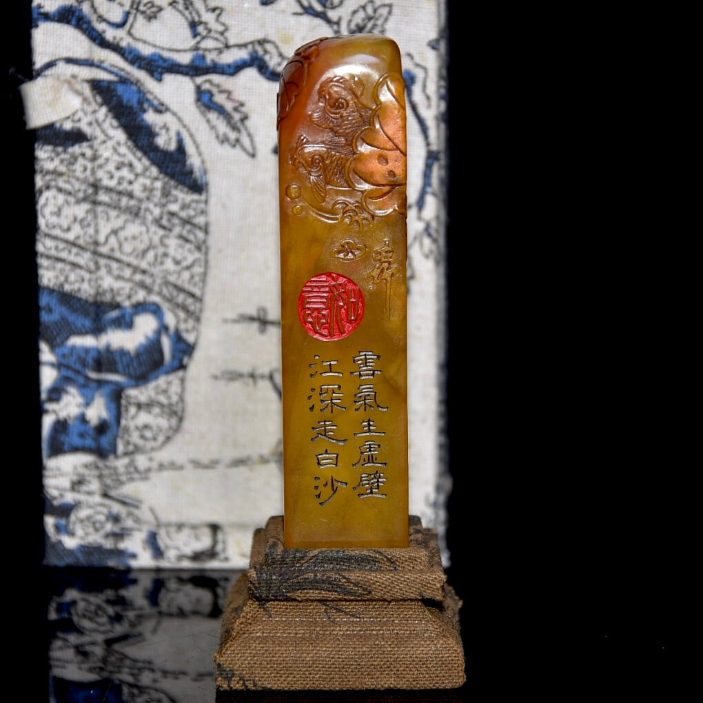 Early collection of Shoushan stone and Tianhuang stone seals: Early collection Shoushan Tianhuang stone seal, original stone color, purely hand-carved. The stone is translucent and hard, with clearly visible blood-like veins and distinct crystalline structure. A
