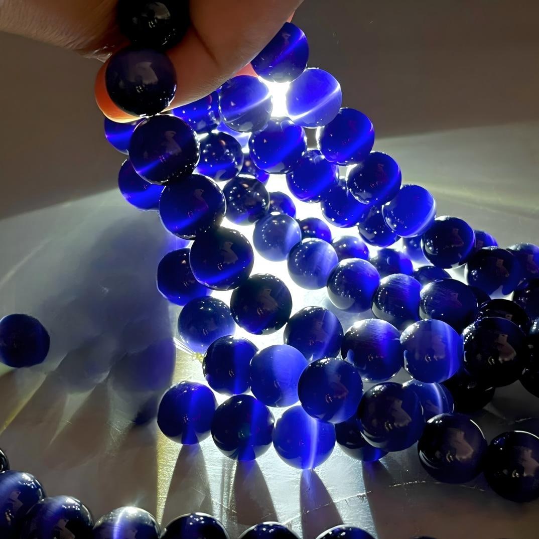 Rare Blue Cat's Eye Stone 108-Bead Buddhist Prayer Beads: Rare blue cat's eye stone 108-bead Buddhist prayer beads, 1.3cm in diameter, weighing 400g. Provenance:A notable private collector in Kensington, London, United Kingdom. Our cooperative logistics serv