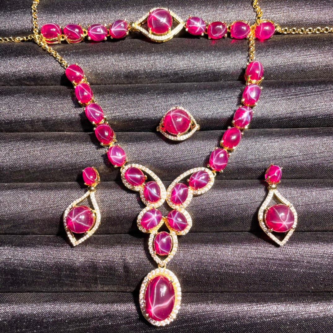 Blue Star Gemstone Jewelry Four-Piece Set: A four-piece set of blue star gemstone jewelry, with a hardness of 9 or higher. The ring faces are 1.2cm, 1.0x0.8cm, 0.6x0.8cm, and 1.3x1.8cm in diameter, and weigh 75.4g. Provenance:A notable private