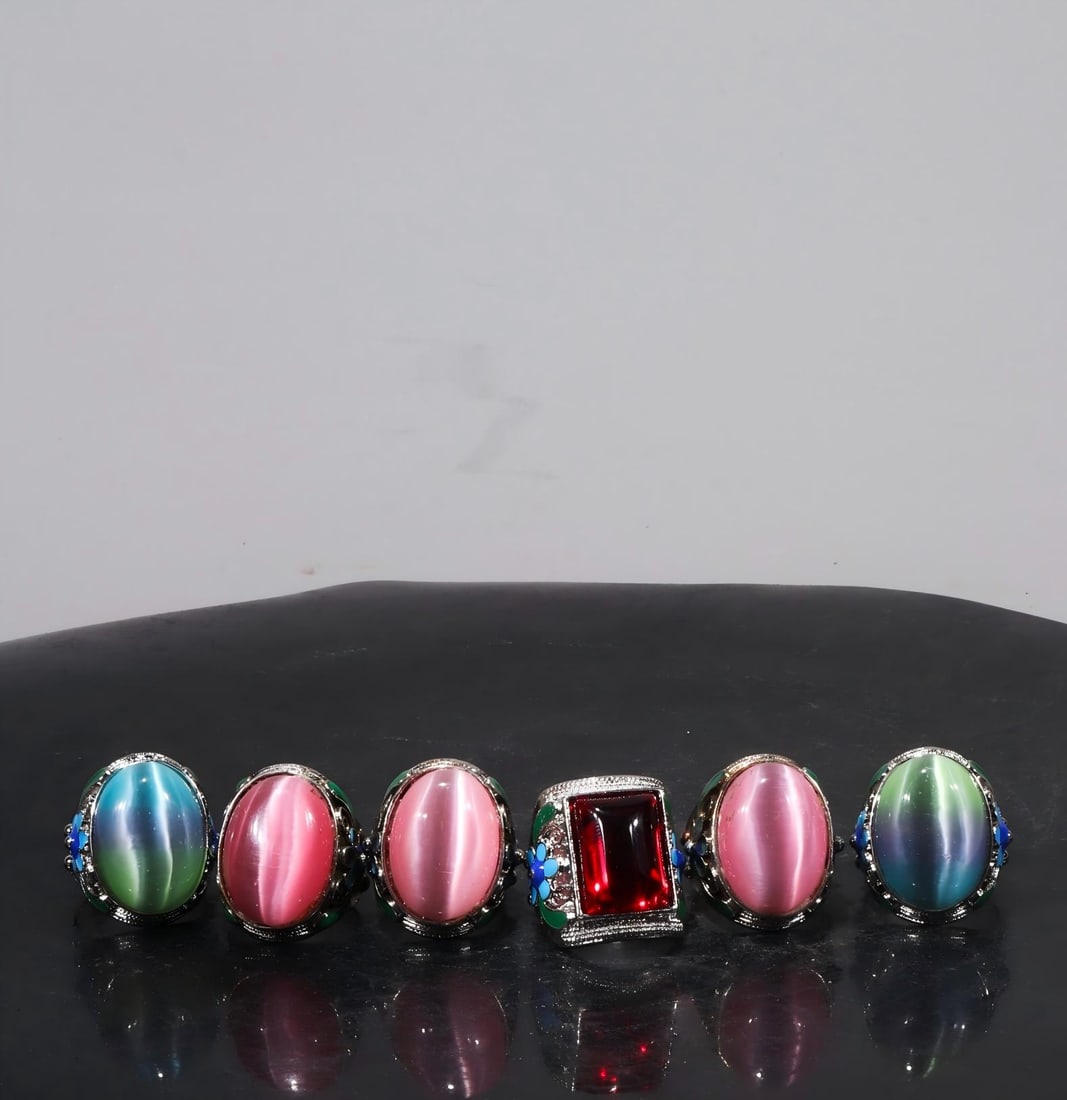 Old collection cat's eye stone inlaid ring: The ring, formerly owned by an artist, features a cat's-eye stone set with a face size of 2.0 x 2.5 cm and weighs 62.1 g. Provenance:A notable private collector in Kensington, London, United Kingdom.