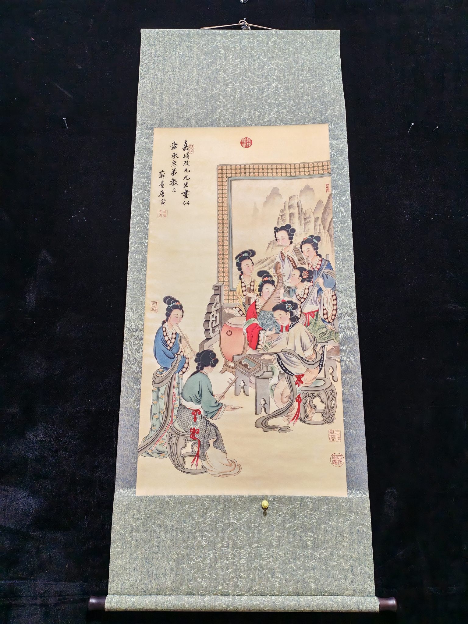 Tang Yin Palace Musicians: Large four-foot hanging scroll, antique finish with certificate and anti-counterfeiting features: Palace Music Ladies; Artist: Tang Yin; Material: Xuan paper; Dimensions: Height 205 cm, Width 69 cm; P