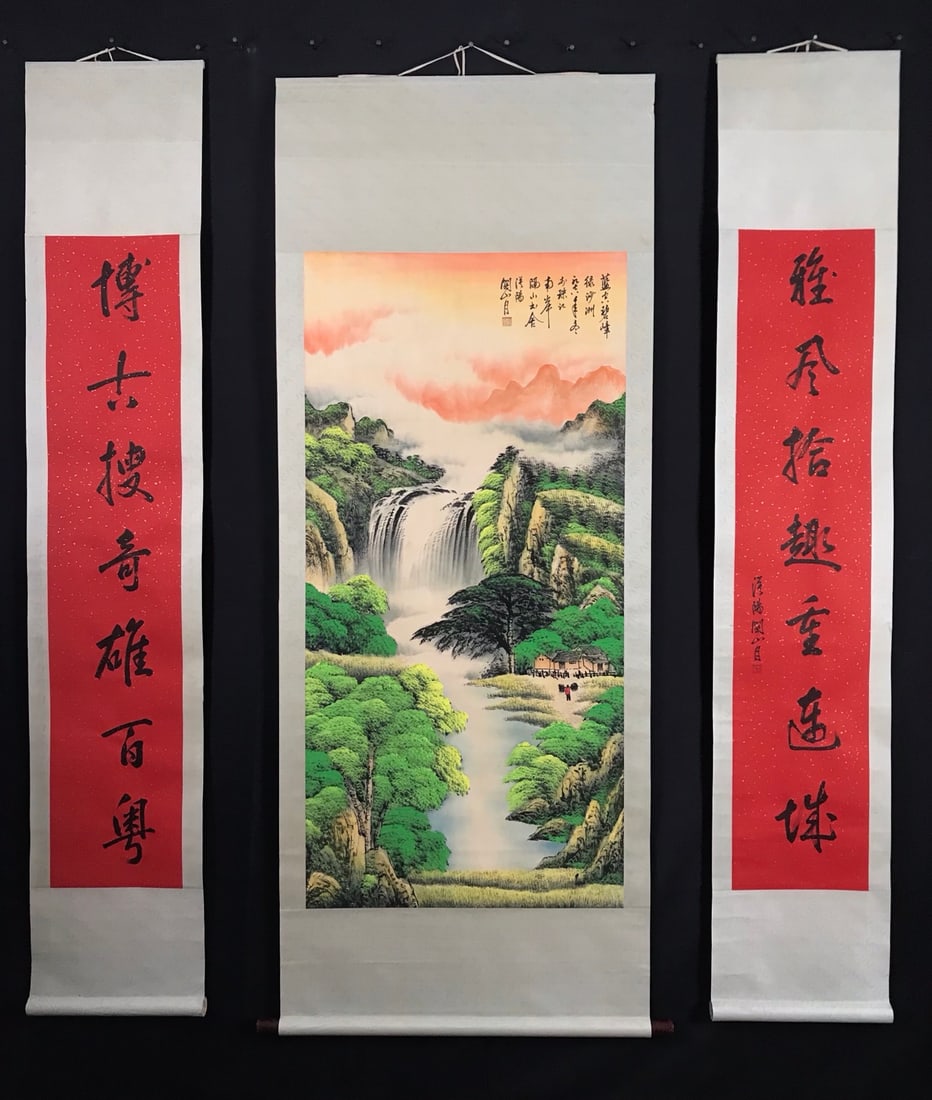 Guan Shanyue's hand-painted hanging scroll with couplets: Guan Shanyue's hand-painted hanging scroll with couplets: Hanging scroll dimensions: approximately 200 x 80 cm; Painting core dimensions: approximately 135 x 68 cm; Couplet dimensions: approximately 2