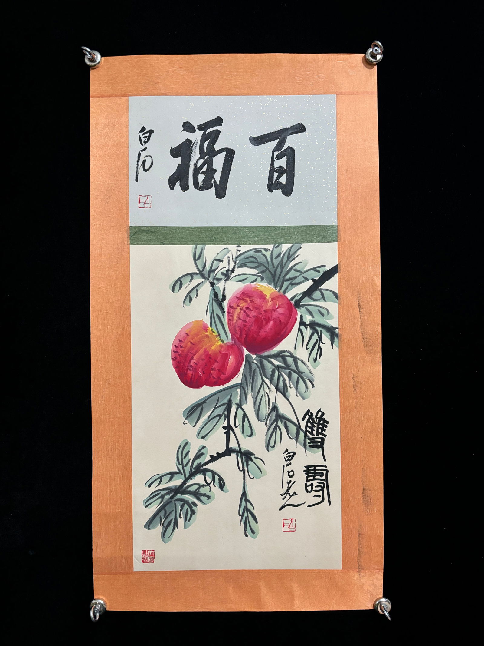 Qi Baishi's Longevity Peach: Modern and contemporary hand-painted anti-counterfeiting mirror image, artist: Qi Baishi, longevity peach, size: approximately 82cm long and 43cm wide, painting size: approximately 71cm long and 30cm