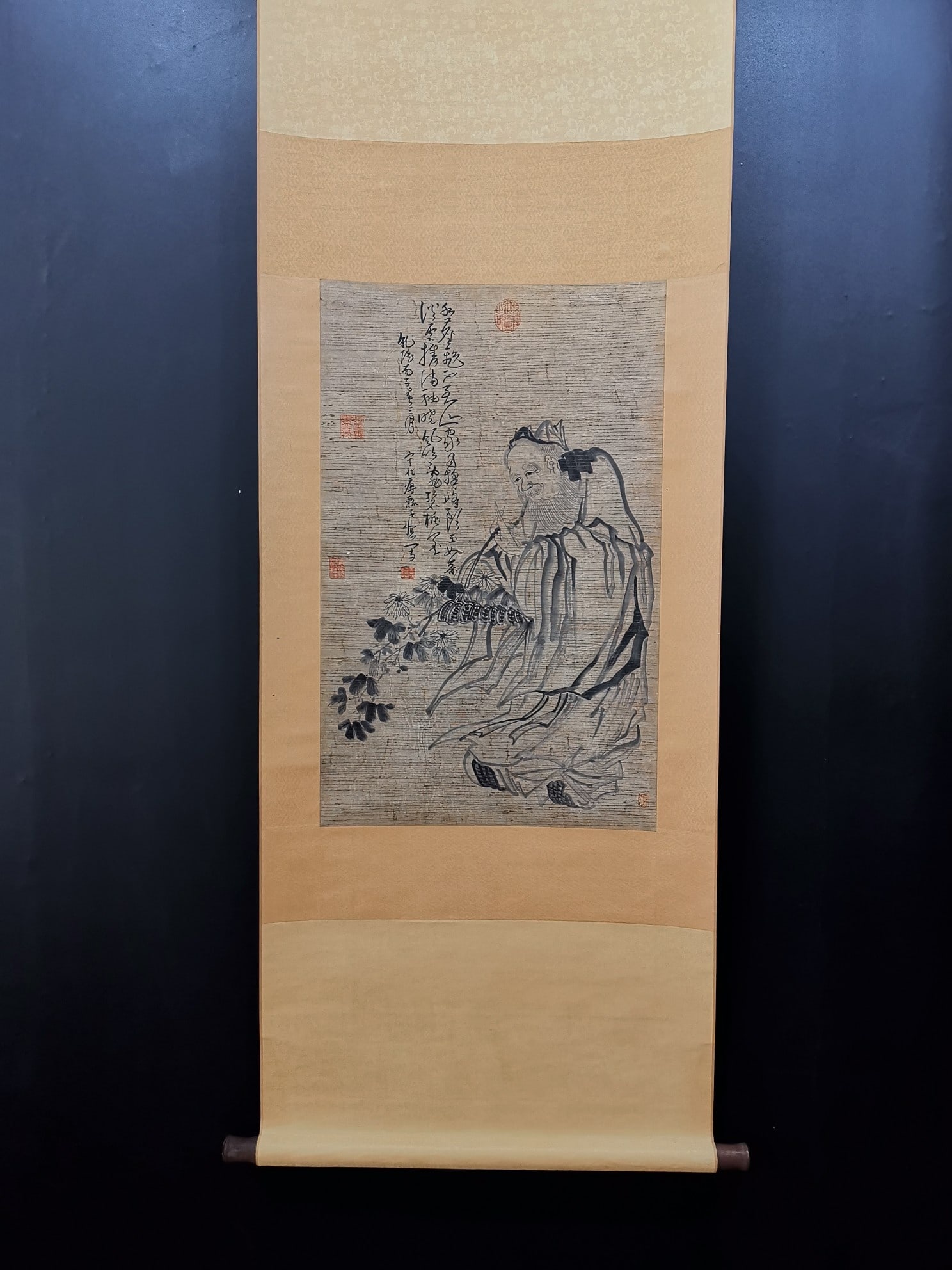 Huang Shen, one of the Eight Eccentrics of Yangzhou, is depicted in a fine paper figure painting. (1 of 9)