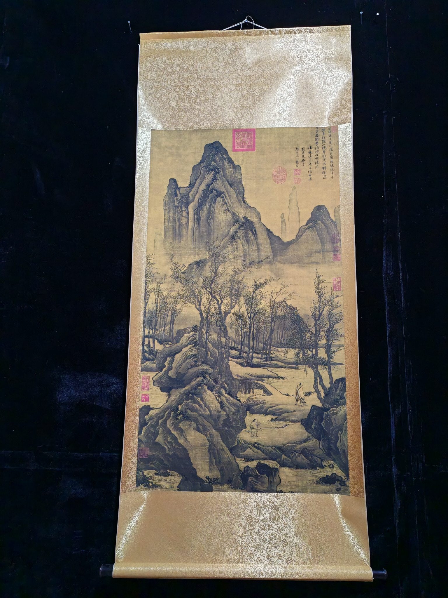 Tang Yin's "Walking Along the Stream": Four-foot hanging scroll with certificate and anti-counterfeiting features: "Walking Along the Stream" by Tang Yin; Material: Silk; Actual dimensions: Height 162 cm, Width 68 cm; Painting dimensions: