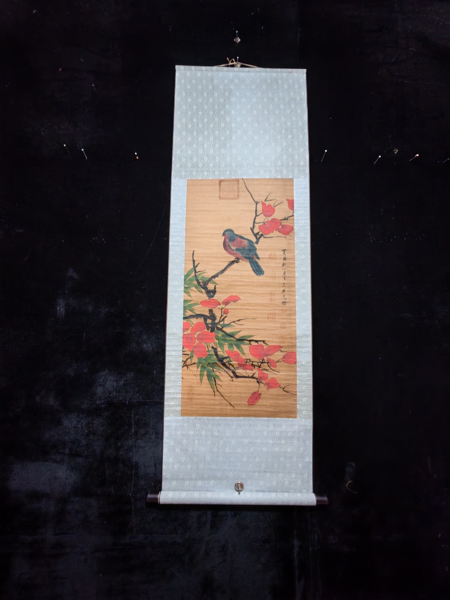 Shen Quan's Flower and Bird Paintings: Hand-painted three-foot hanging scroll: Flowers and Birds (actual photograph) Artist: Shen Quan Material: Xuan paper Mounting size: 162 x 53 cm Painting core size: 89 x 41 cm Provenance:Private collec
