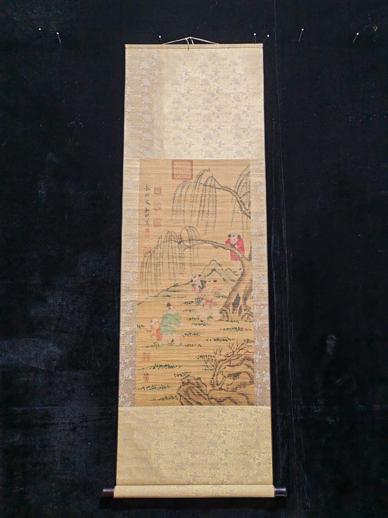 Wen Zhengming's Figures: Hand-painted three-foot hanging scroll: Portrait (actual photograph) Artist: Wen Zhengming Material: Xuan paper Mounting Size: 162 x 53 cm Painting core size: 89 x 41 cm Provenance:Private collection