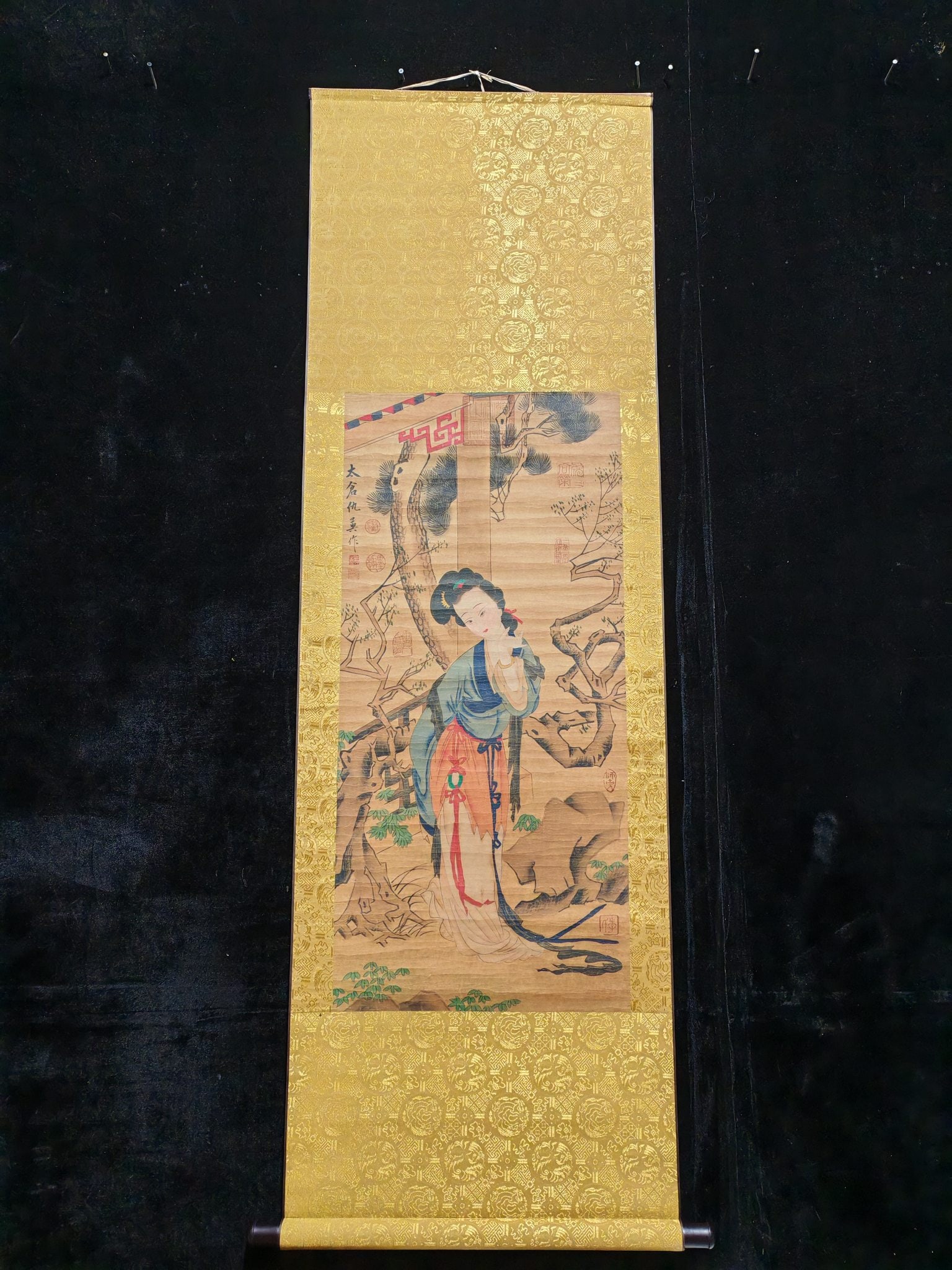 Qiu Ying's Ladies: Hand-painted three-foot hanging scroll: Lady Figure (actual photograph) Artist: Qiu Ying Material: Xuan paper Mounting Size: 162 x 53 cm Painting size: 89 x 41 cm Provenance:Private collection from a