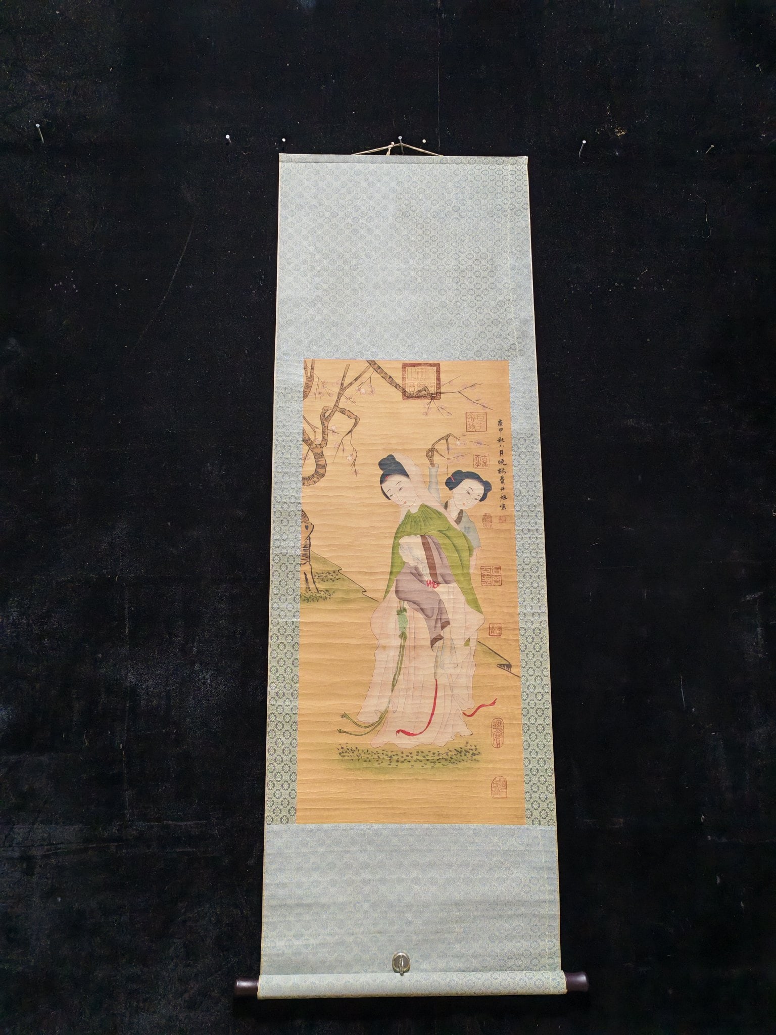 Lady of Fadanus: Hand-painted three-foot hanging scroll: Lady Figure (actual photo) Artist: Fei Danxu Material: Xuan paper Mounting Size: 162 x 53 cm Painting core size: 89 x 41 cm Provenance:From an old private colle