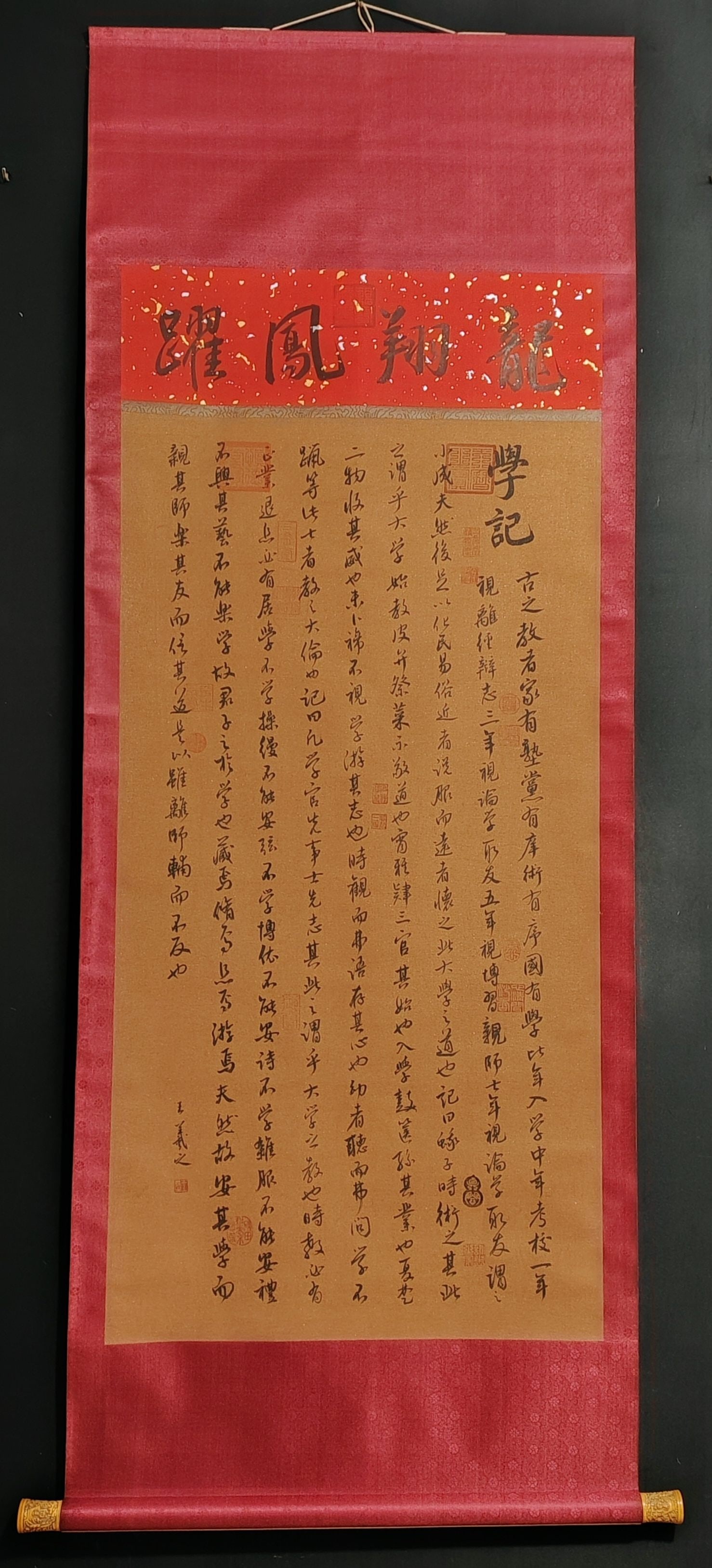 Wang Xizhi's calligraphy hand-painted works: A large four-foot hanging scroll of Wang Xizhi's calligraphy, hand-painted. Actual product photographed. Material: Silk. Mounting dimensions: 249cm x 81cm. Painting core dimensions: 137cm x 66cm. Prov