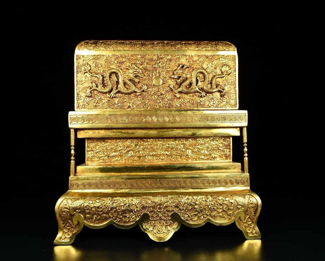 The seal of the Minister of the Six Ministries in the Qing Dynasty: The set of seals of the Six Ministries Ministers of the Qing Dynasty is 30 cm high, 24 cm wide, 29 cm long, and weighs 16,000 g. Provenance:From an old private collection in Cotswold, United