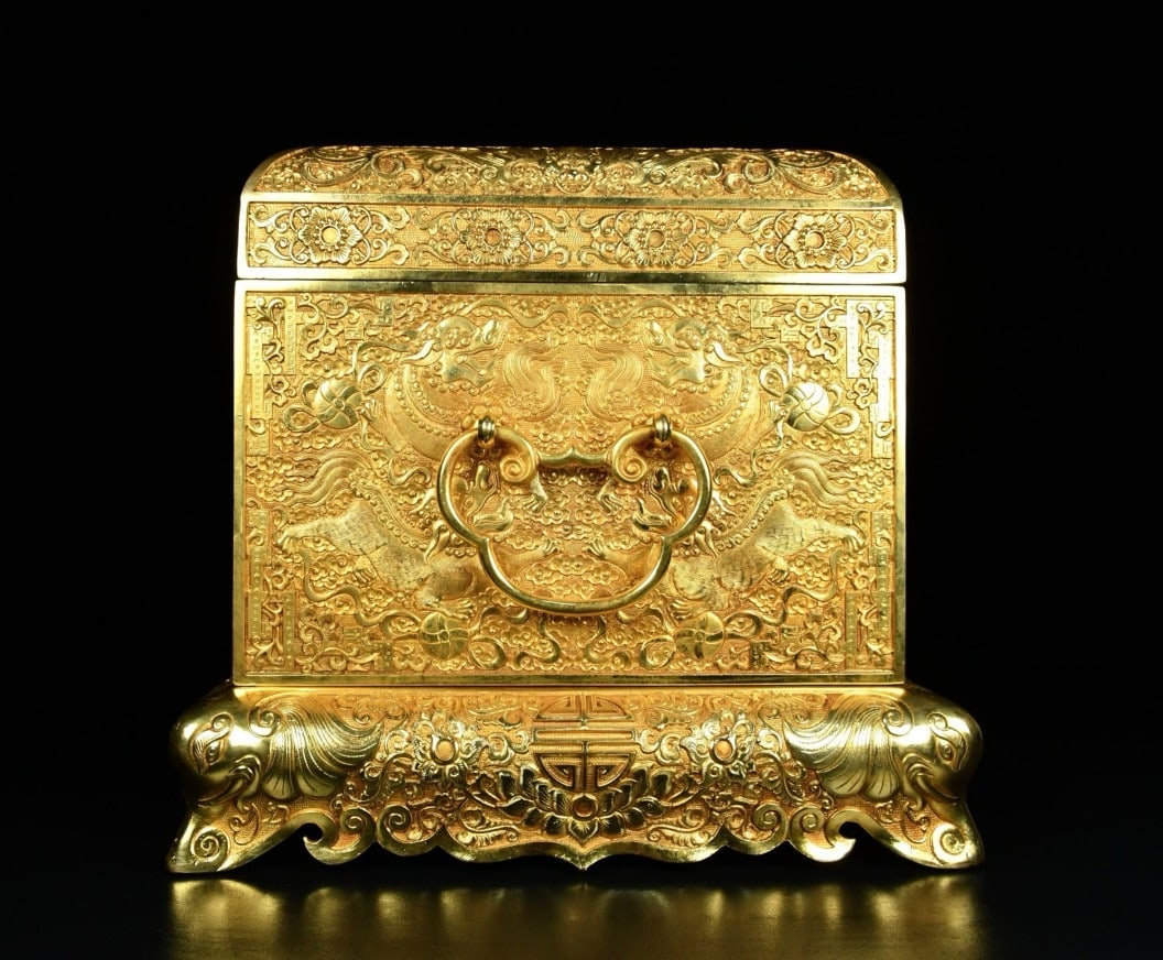 Qing Dynasty Gold Paperweight Dragon Seal: Qing Dynasty gold paper dragon-shaped seal, 29 cm high, 30 cm wide, 31600 g. Provenance:From an old private collection in Cotswold, United Kingdom.? Our cooperative logistics services provider