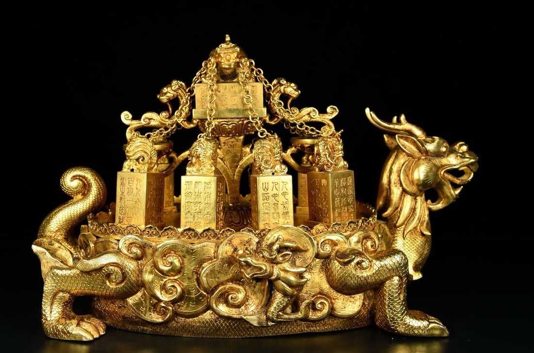 Ming Dynasty Golden Dragon Boat Seal: Ming Dynasty Gold Dragon Boat Seal: 26 cm high, 42 cm wide, 15900 g Provenance:From an old private collection in Cotswold, United Kingdom.? Our cooperative logistics services provider expertly