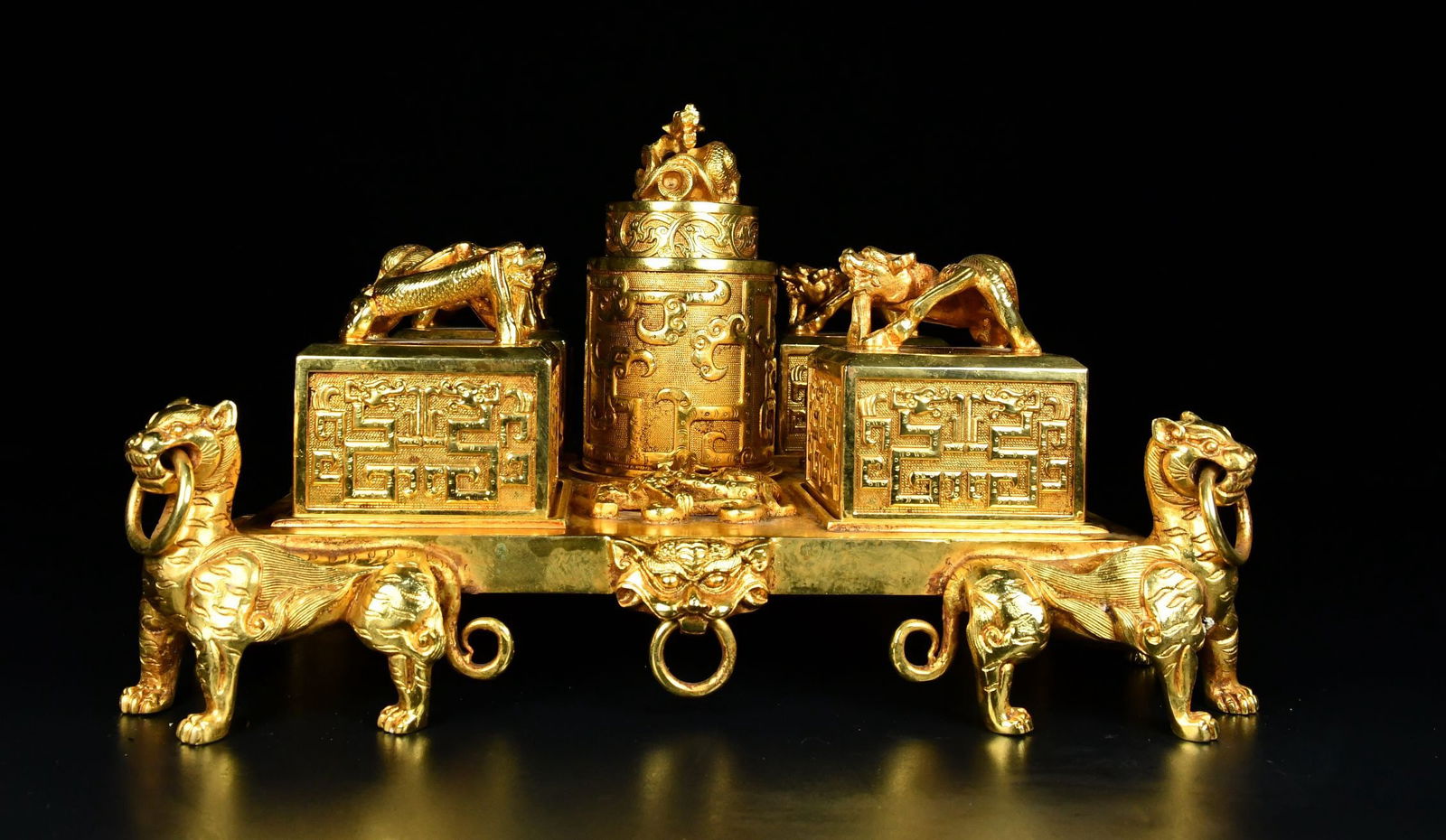 Ming Dynasty Jin Silong Seal: A Ming Dynasty gold-plated four-dragon seal, 20 cm high, 30 cm wide, and weighing 21.1 cm. Provenance:From an old private collection in Cotswold, United Kingdom.? Our cooperative logistics services