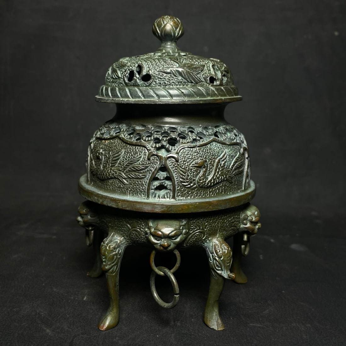 Aroma Burner Ornament: Aroma diffuser ornament dimensions: 11 x 11 x 16 cm (length x width x height). Provenance:From an old private collection in Cotswold, United Kingdom.? Our cooperative logistics services provider