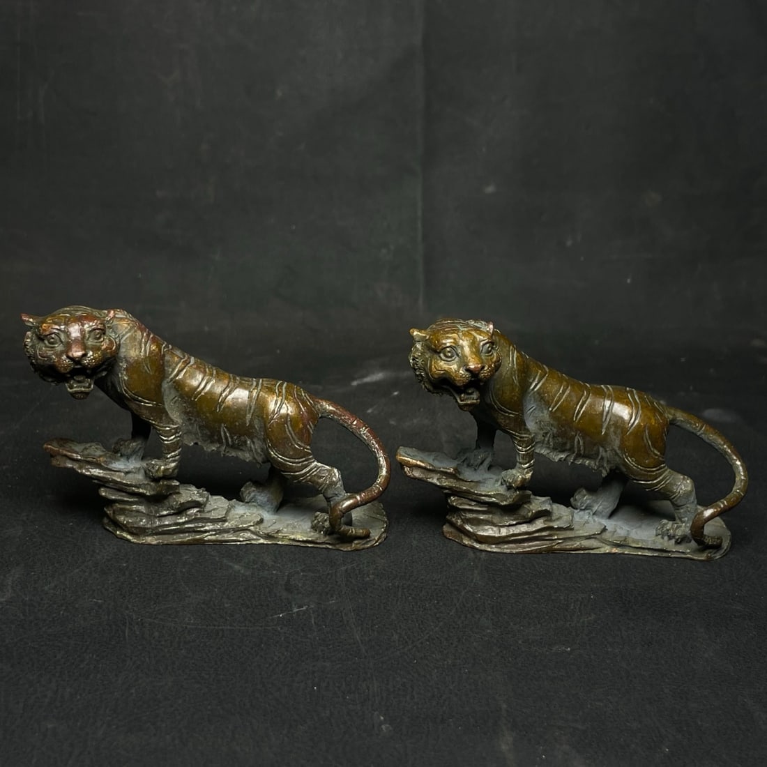 A pair of bronze ornaments: A pair of bronze ornaments, each measuring 7 x 4 x 6.5 cm (length x width x height). Provenance:From an old private collection in Cotswold, United Kingdom.? Our cooperative logistics services
