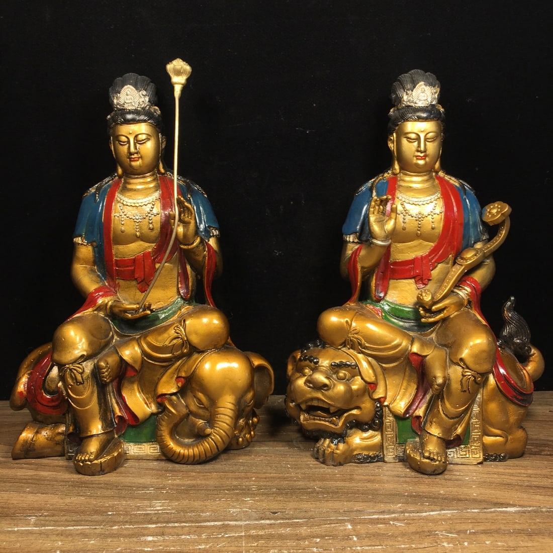 Pure copper painted Manjushri and Samantabhadra Bodhisattva: The pure copper painted Manjushri and Samantabhadra Bodhisattva statue measures 15 cm in length, 9 cm in width, and 21 cm in height, with a total weight of 2160 grams. Provenance:From an old private