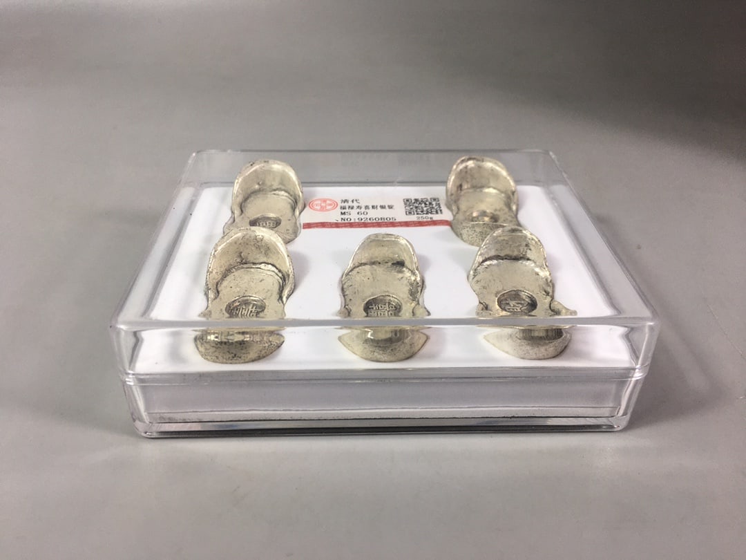 Silver ingots: Silver ingots Provenance:From an old private collection in Cotswold, United Kingdom.? Our cooperative logistics services provider expertly handles both domestic and global shipping arrangements.We