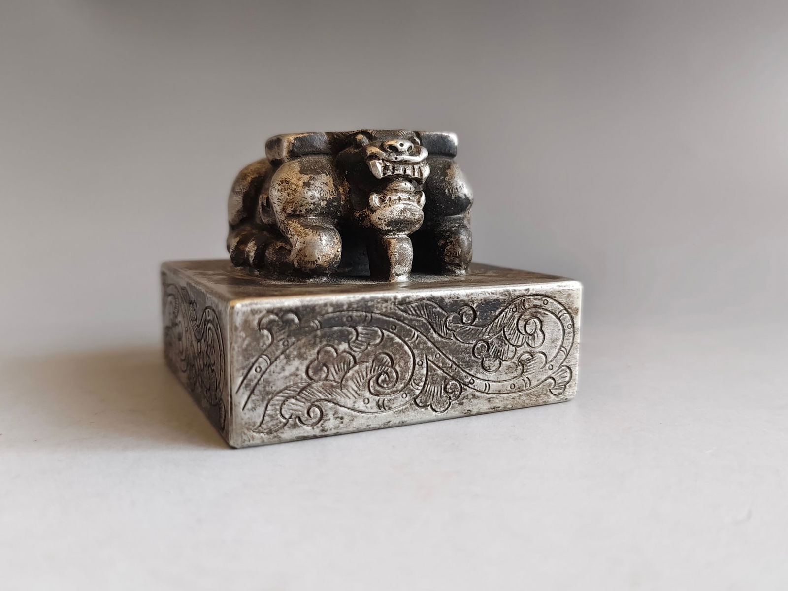 Old silver beast-shaped seal from my collection: This antique silver seal with an animal-shaped knob, formerly owned by a collector, measures 4.5 cm in height, 5.8 cm in length and width, and weighs 133.3 grams. The silver is antique in style, the