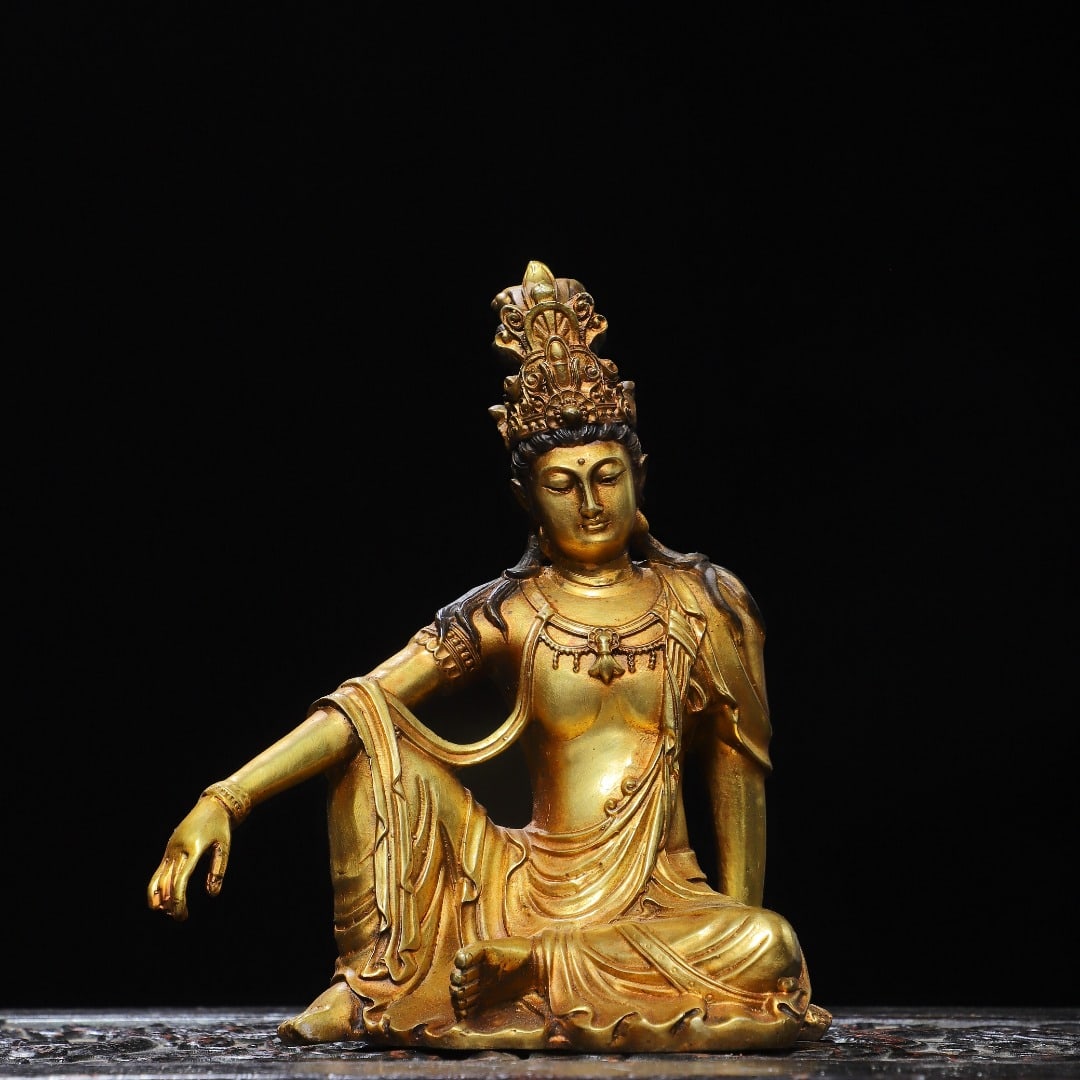 Home Religious Golden Guanyin Statue: A golden Guanyin statue for home worship, measuring 19 cm in height, 15 cm in width, and 8 cm in thickness, weighing 1010 g. Provenance:From an old private collection in Cotswold, United Kingdom.?