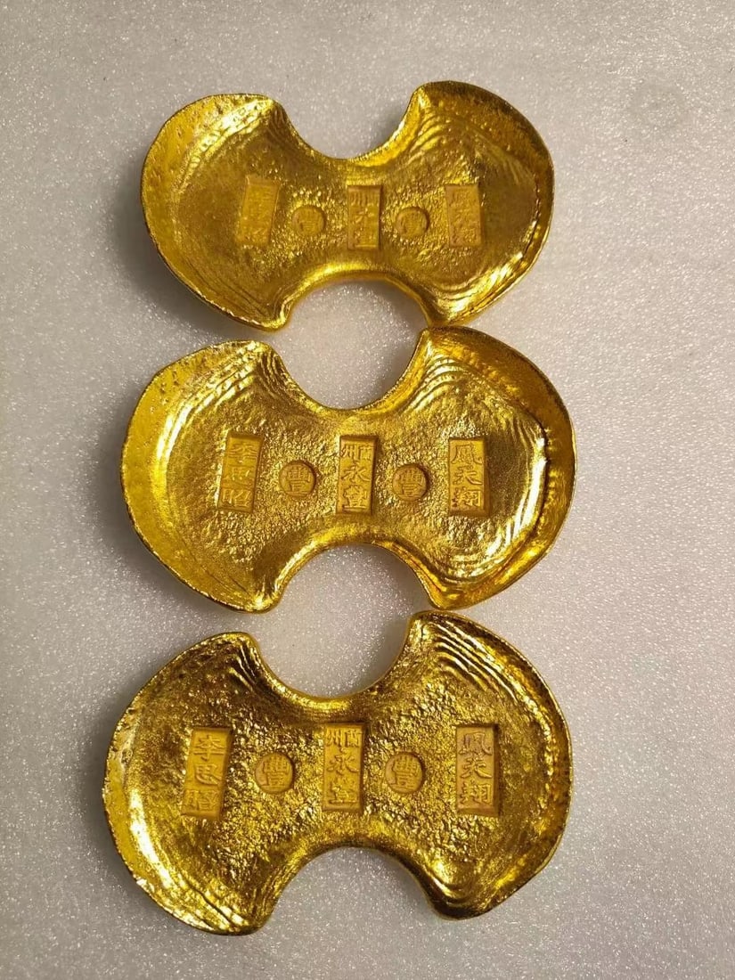 Old Collection of Horseshoe Gold: Three gold horseshoe-shaped ingots, formerly in my collection, perfectly preserved, in excellent condition, with clear engravings. Contact me if interested. A collector's item, 11x7cm, 380g. Provenanc