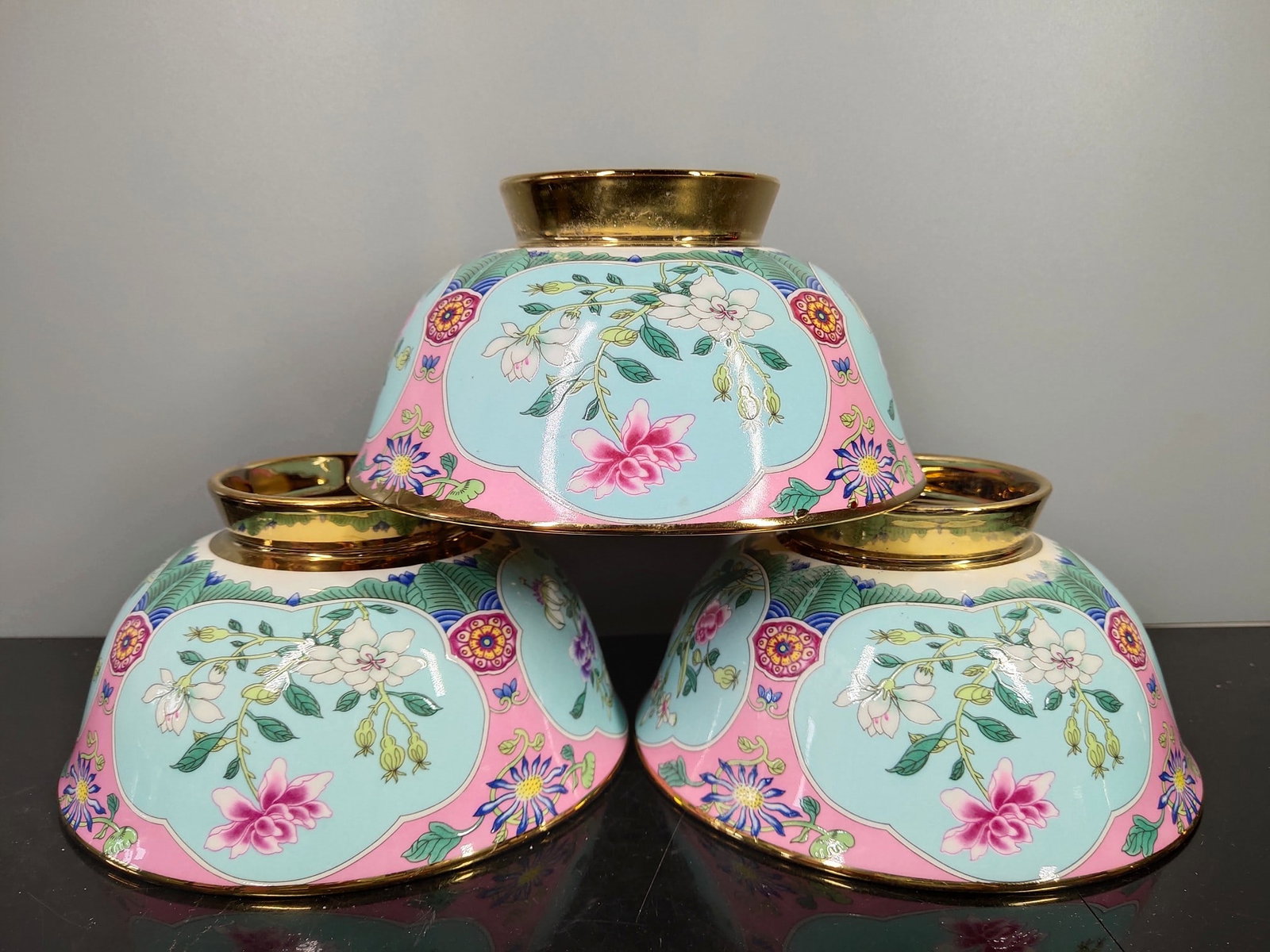 Enamel-painted gold bowl made during the Qianlong reign of the Qing Dynasty: Three precious enamel-painted gold bowls made during the Qianlong period of the Qing Dynasty, each measuring 15.8 x 8.2 cm. Provenance:From an old private collection in Cotswold, United Kingdom.? Our