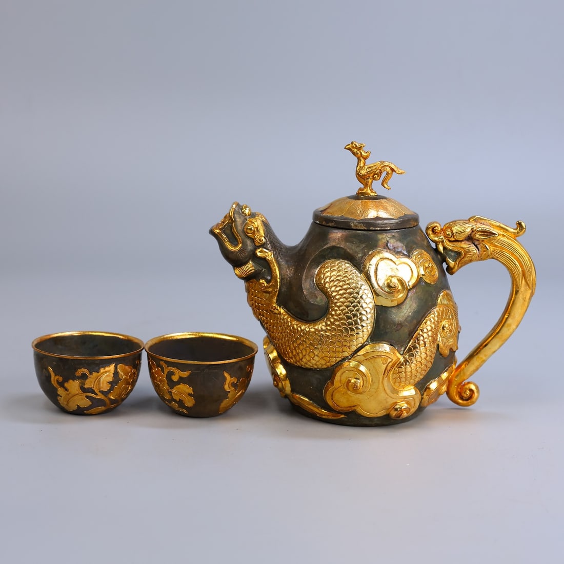 A set of antique Tang Dynasty gold tea utensils: A set of antique Tang Dynasty gold-plated tea utensils, weighing 840 grams. The wine pot is 19cm high and 20cm wide, and the wine cup is 4cm high and 6cm wide. Provenance:Private collection from a pro
