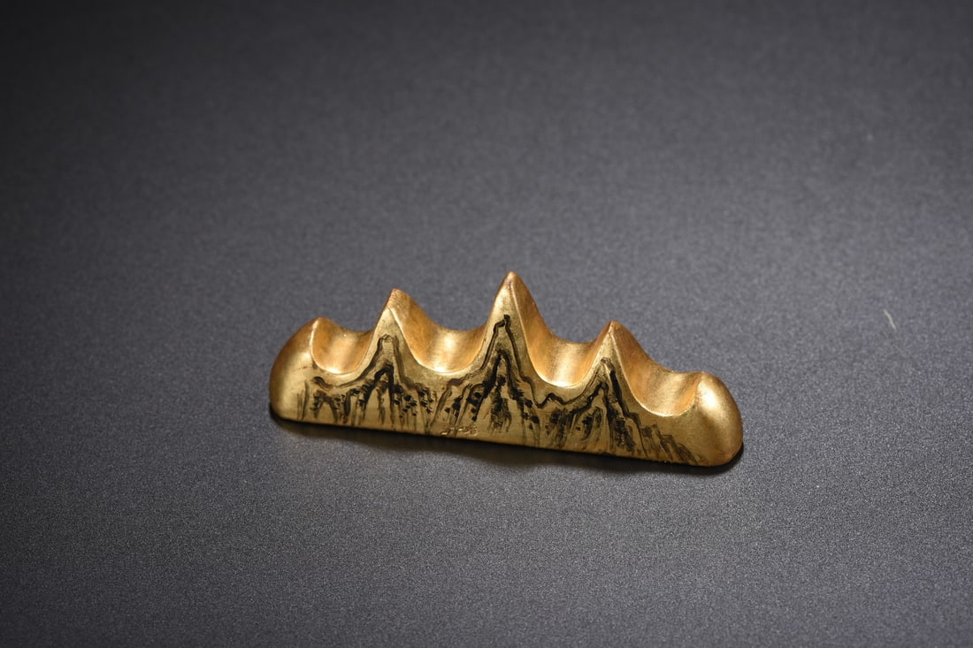 Wooden pen holder with lacquer and gold finish: Wooden pen holder with lacquer and gold finish, 10cm long, 1.5cm wide, 4cm high, weighing 37g. Provenance:Private collection from a professor in University of Cambridge. Our cooperative logistics serv