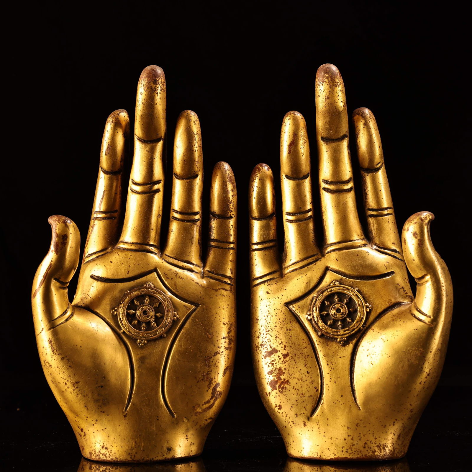 Rare antique collection: A pair of pure copper, high-relief, gold-engraved Buddha's hands: pair of pure copper Buddha hands with high relief engraving and gold engraving, from a rare collection. The craftsmanship is exquisite and the images are beautiful. Each weighs 1700 grams, is 23 cm hi