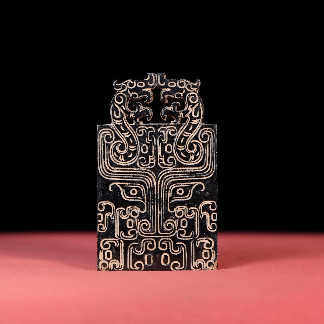 Exquisite antique double dragon mercury seal Taotie face plaque: A finely crafted antique silver plaque with a double dragon and mercury seal, featuring a thick patina and deep, penetrating color. Exquisite craftsmanship and sharp carving. A rare and exceptional pi