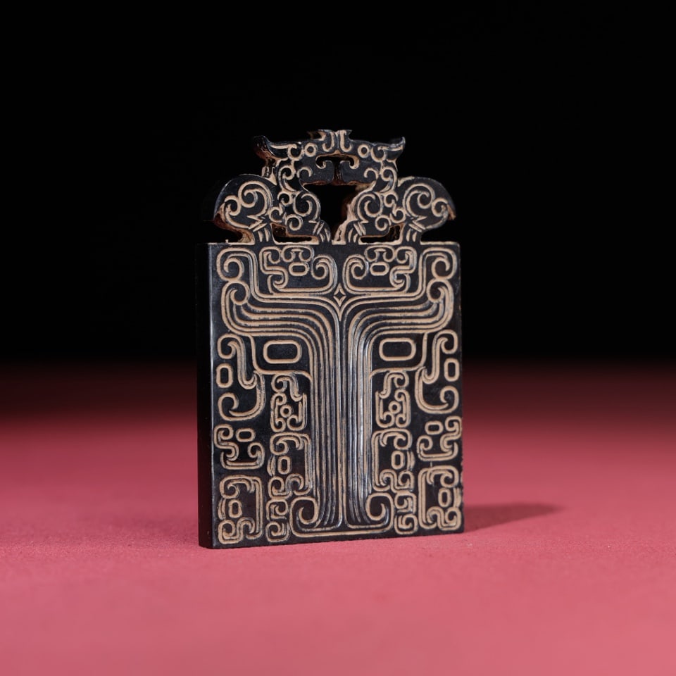 Exquisite antique mercury-infused gluttonous tiger head plaque: A finely crafted, antique silver-plated tiger head plaque with a gluttonous face, featuring a thick patina and deep, penetrating color. The craftsmanship is exquisite, with sharp carving. A rare and e