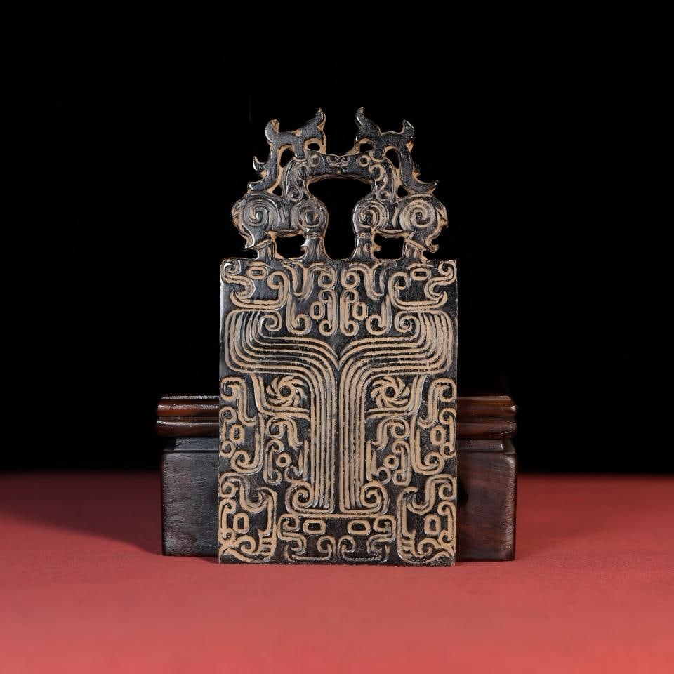 Exquisite antique collection mercury-infused double deer gluttonous noodle plaque: A finely crafted antique silver plaque with a mercury-infused double deer and gluttonous design, featuring a thick patina and deep, penetrating color. The craftsmanship is exquisite, with sharp carvin