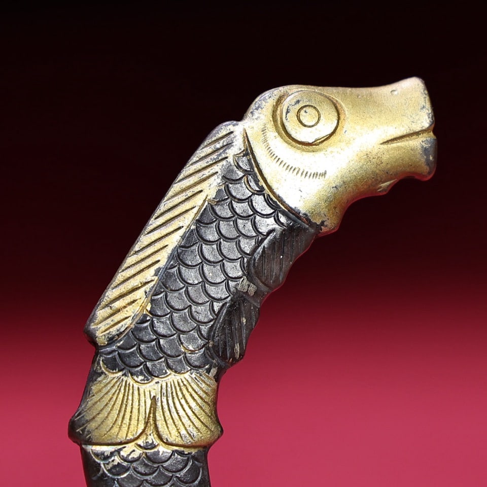 Exquisite antique silver goldfish: This exquisite old silver goldfish has a thick patina and deep color penetration. The craftsmanship is superb, and the carving is sharp. It is an excellent piece from a private collection. It measures