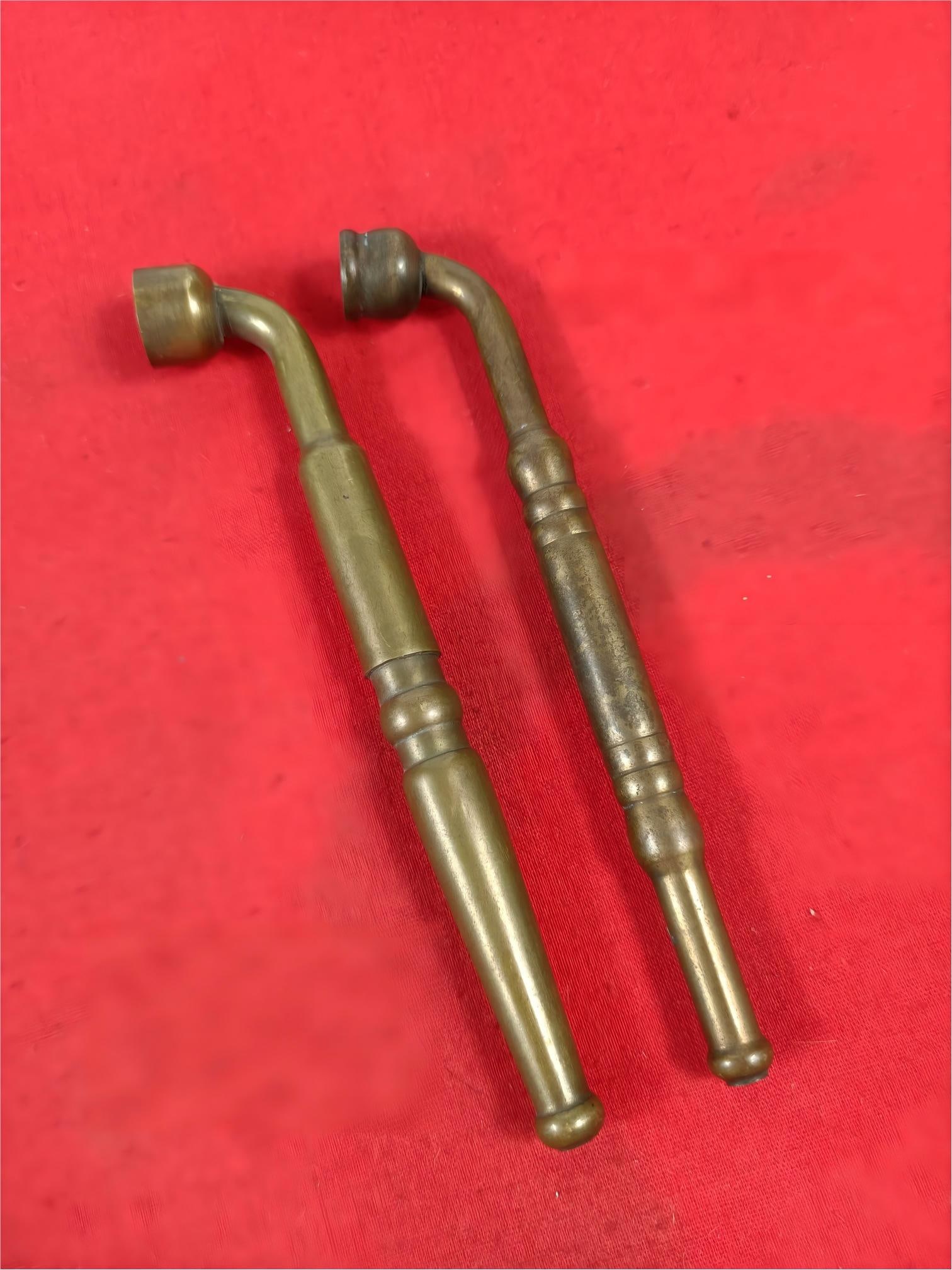 Qing Dynasty brass tobacco pouch: Antique Qing Dynasty brass cigarette holder, in perfect condition. Contact me if interested. 13x1.2cm, 29g. Provenance:A notable private collector in Kensington, London, United Kingdom. Our