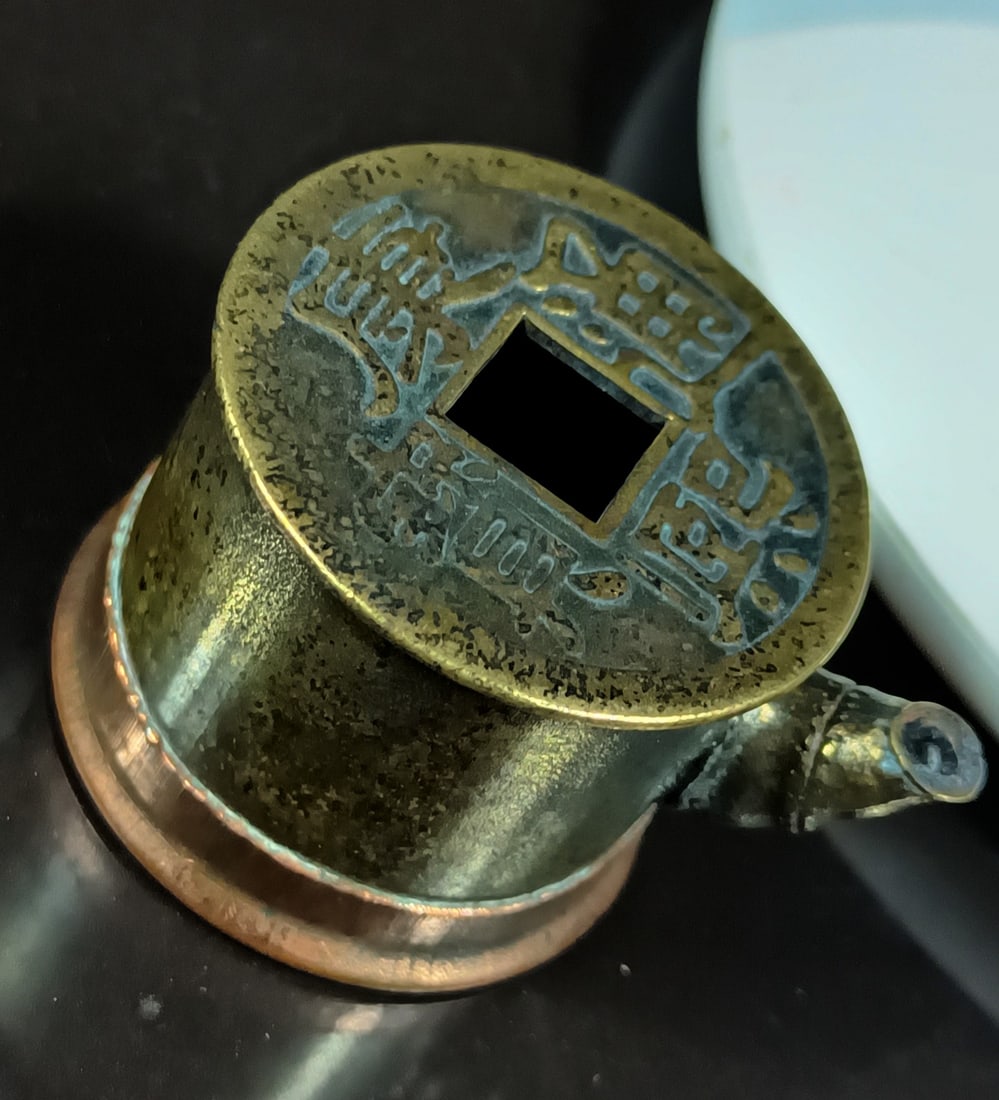 Qing Dynasty ink pot: well-preserved ink bottle from the Qing Dynasty, in excellent condition with a rich patina and a weathered look. Contact me if interested. 4x3cm, 47g. Provenance:A notable private collector in